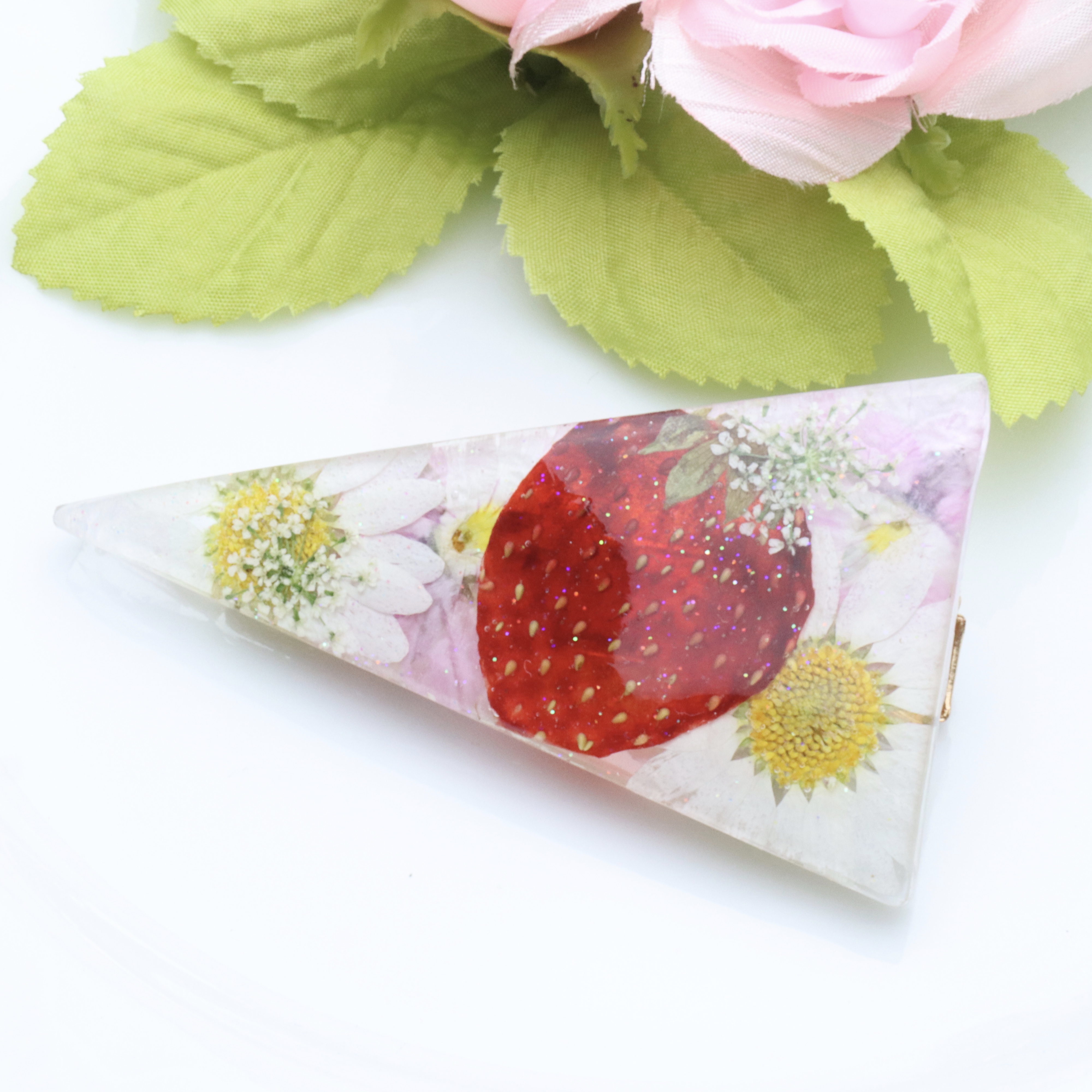 いちごとピンクビオラの三角ヘアクリップ