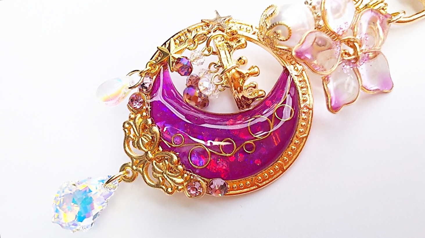 フラワーパープルの三日月シャンデリアキーホルダー