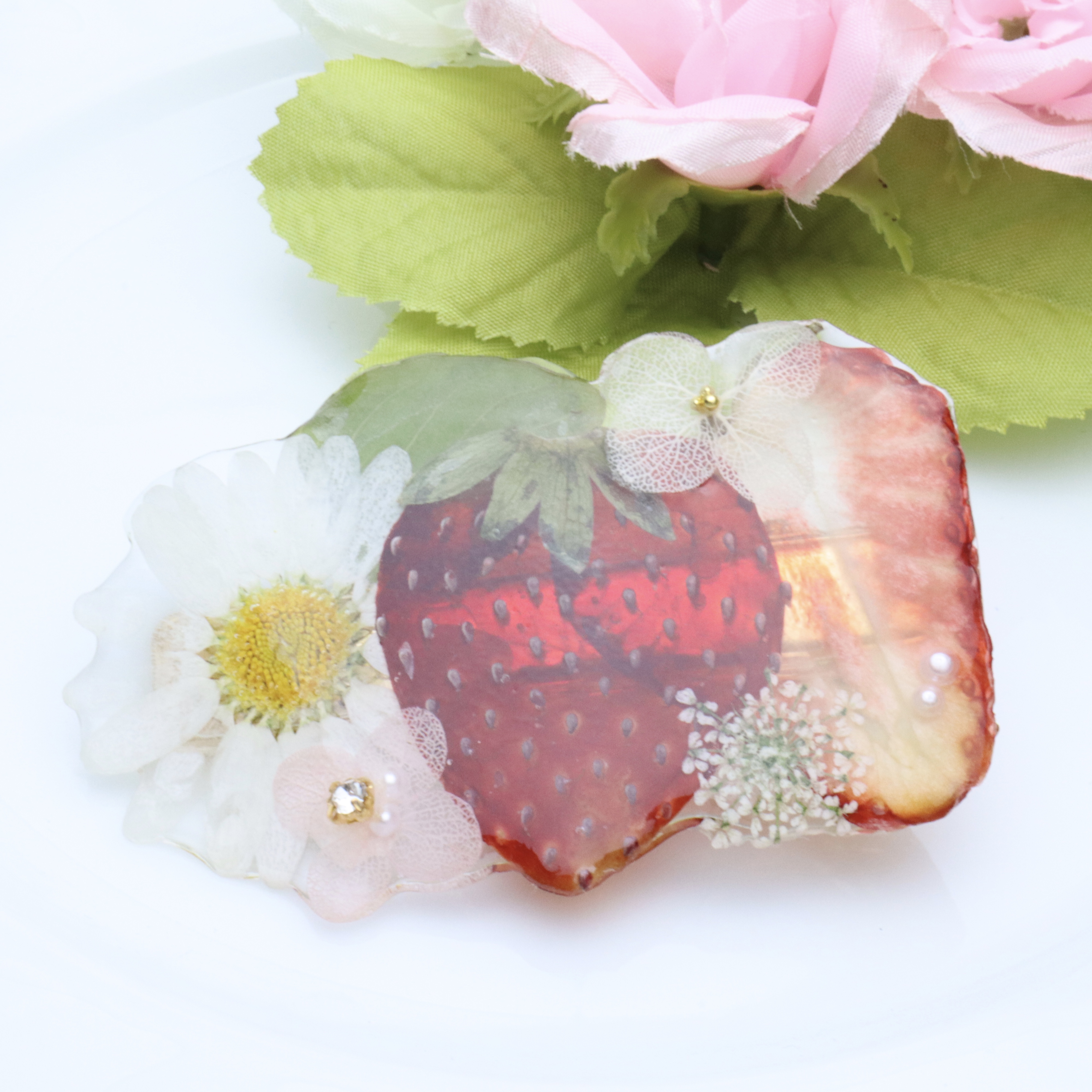 いちごとノースポールのヘアクリップ