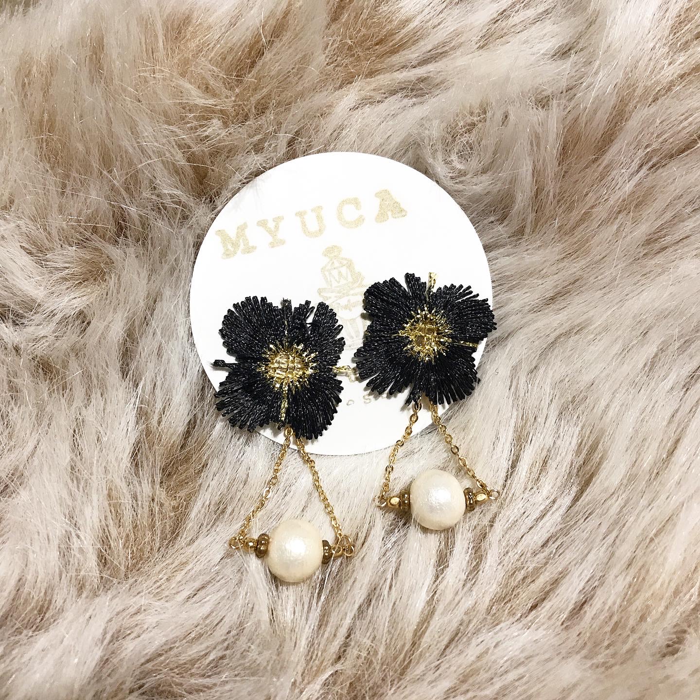 フラワーレース＊コットンパール トライアングルチェーンピアス(BLACK)