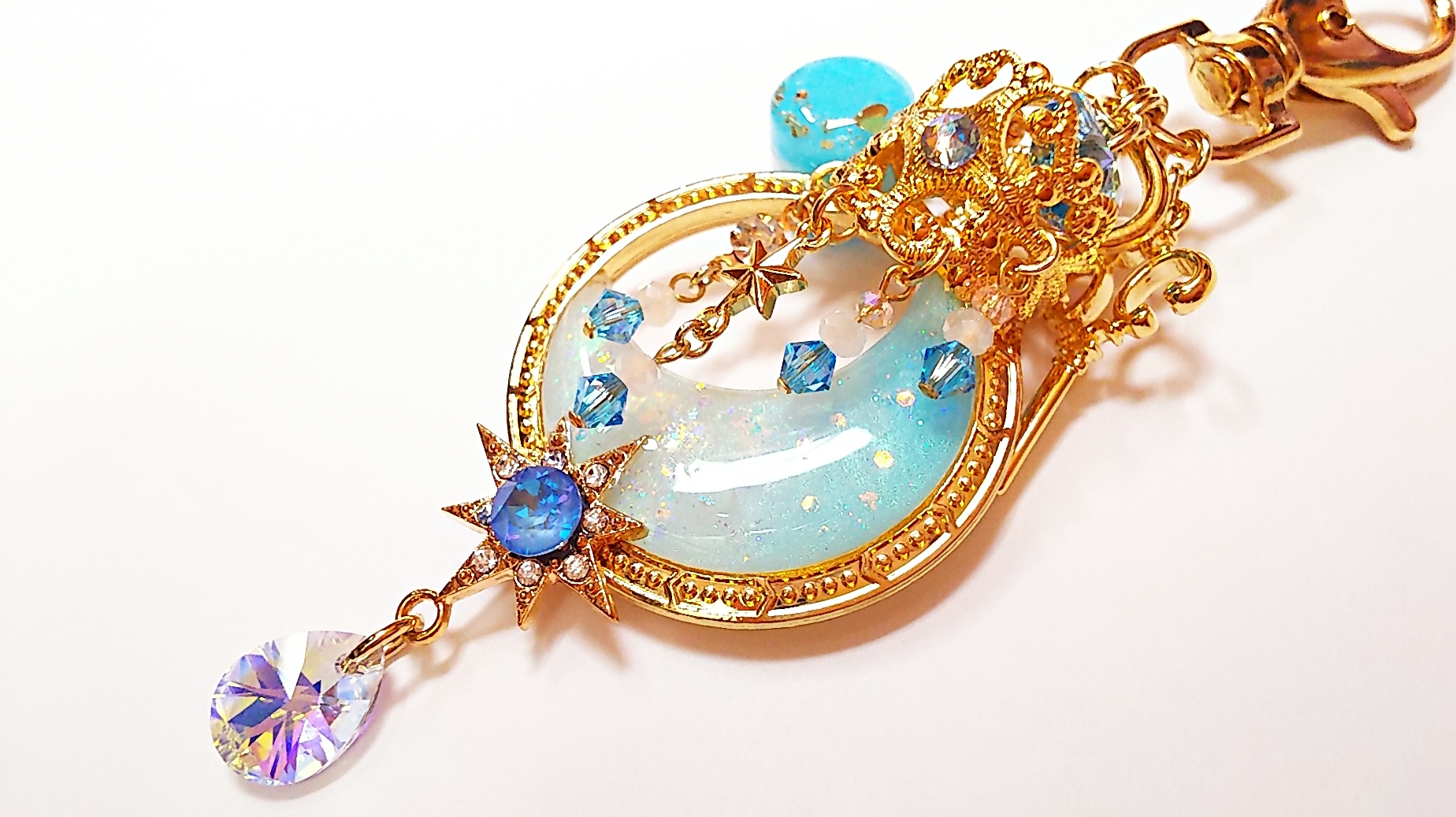 マカロンカラーの三日月シャンデリア（ブルー）