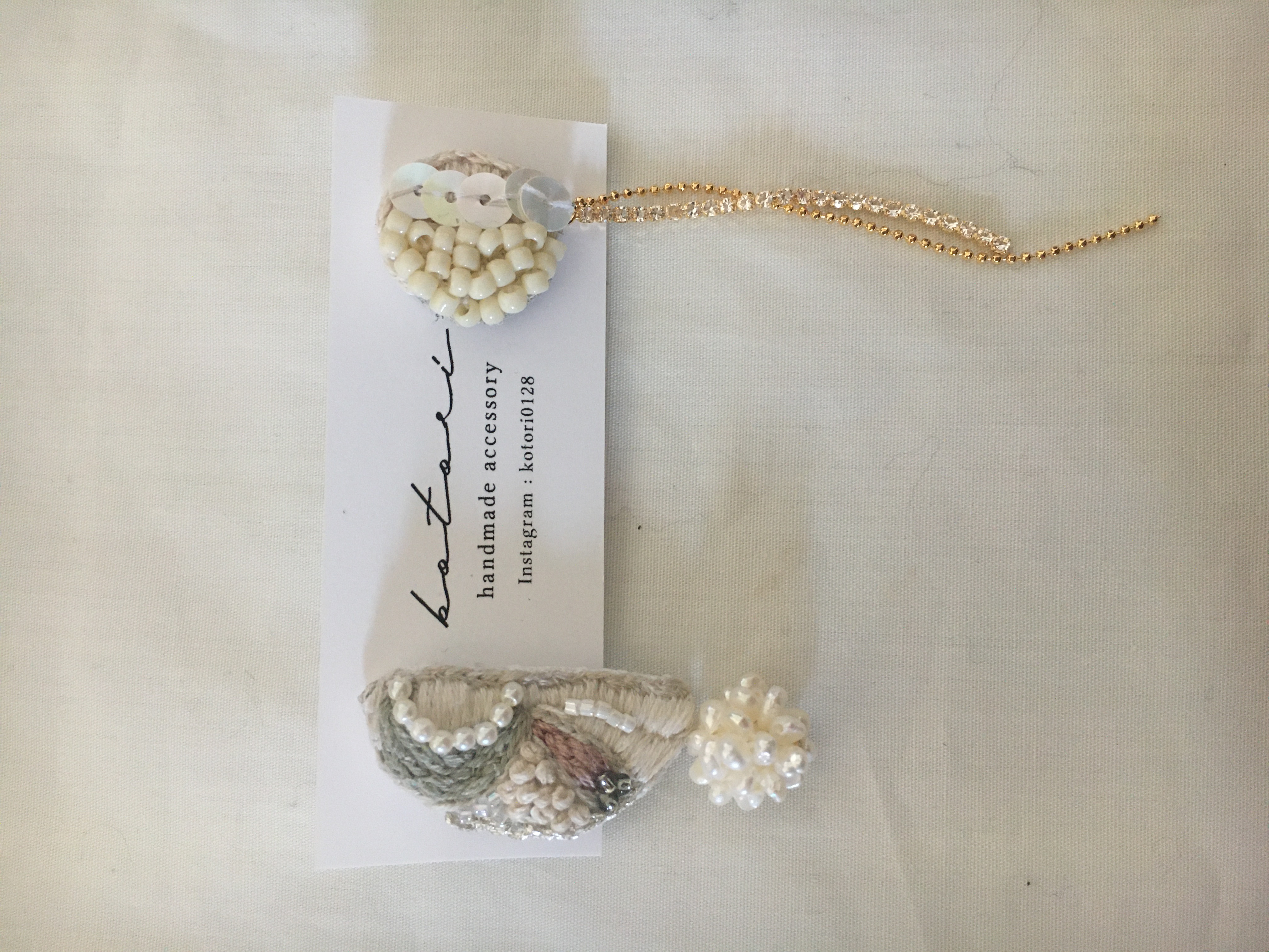 半月と粒々ピアス