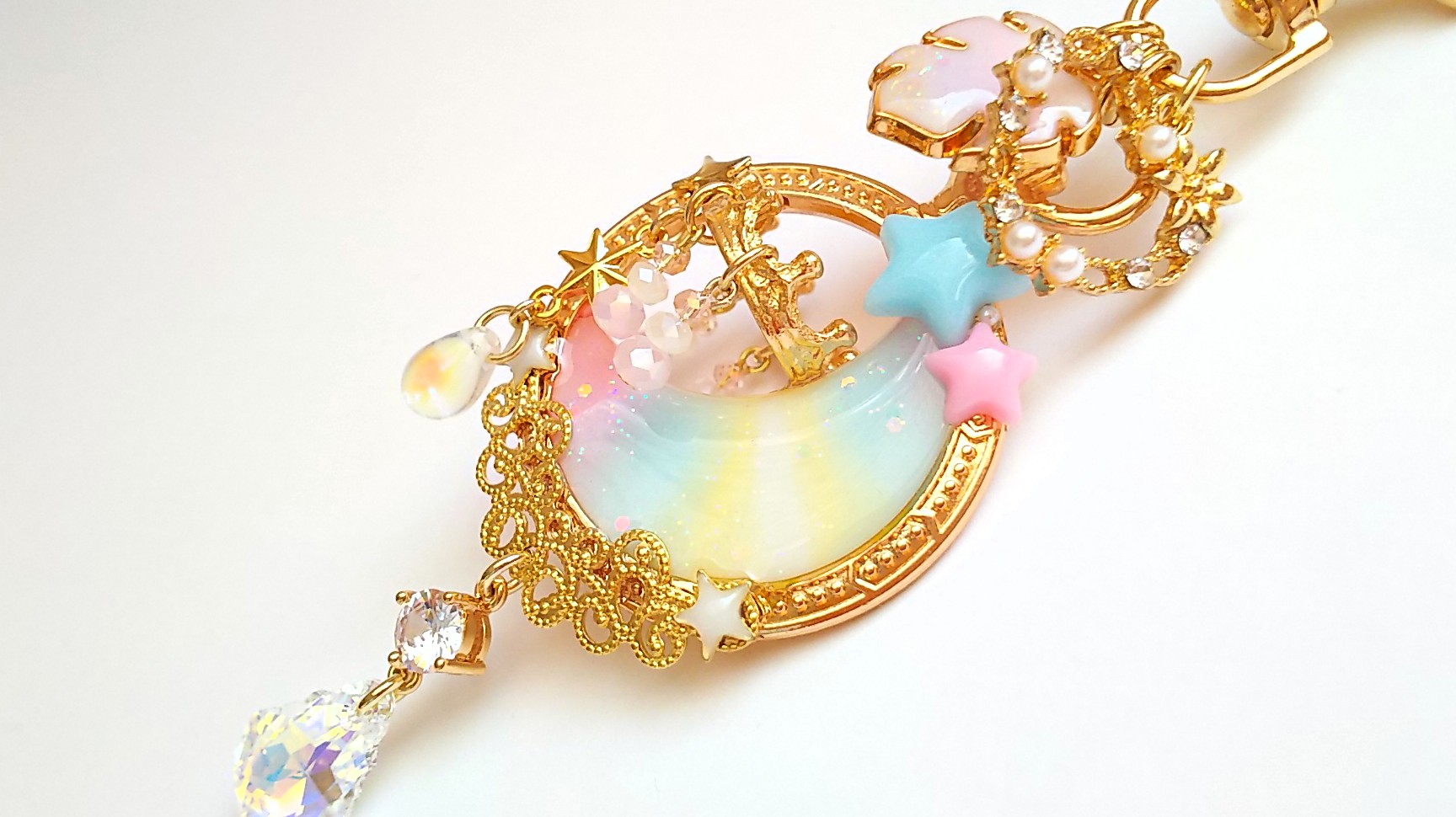 ユニコーンカラーの三日月シャンデリアキーホルダー