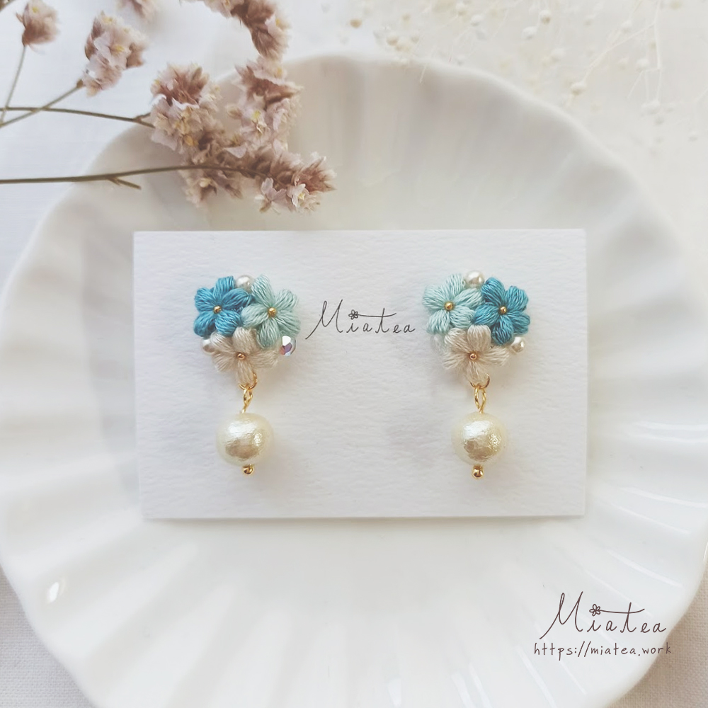 三つ花のビーズアレンジ“青空”／ピアス・イヤリング