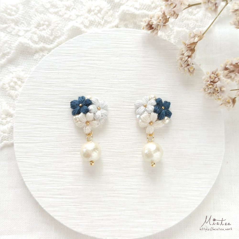 三つ花のブーケ「ネイビー」／ピアス・イヤリング