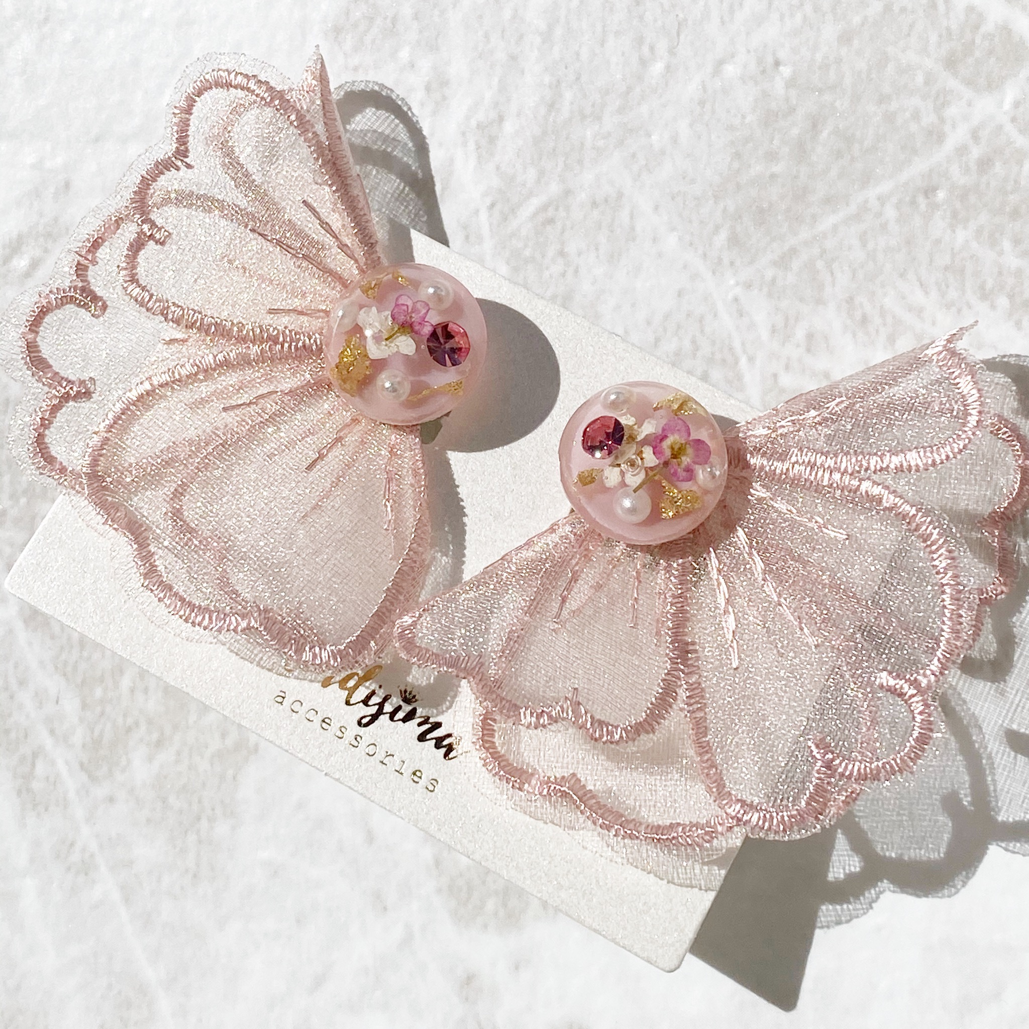 オーガンジー花刺繍とレジンビジューのイヤリング