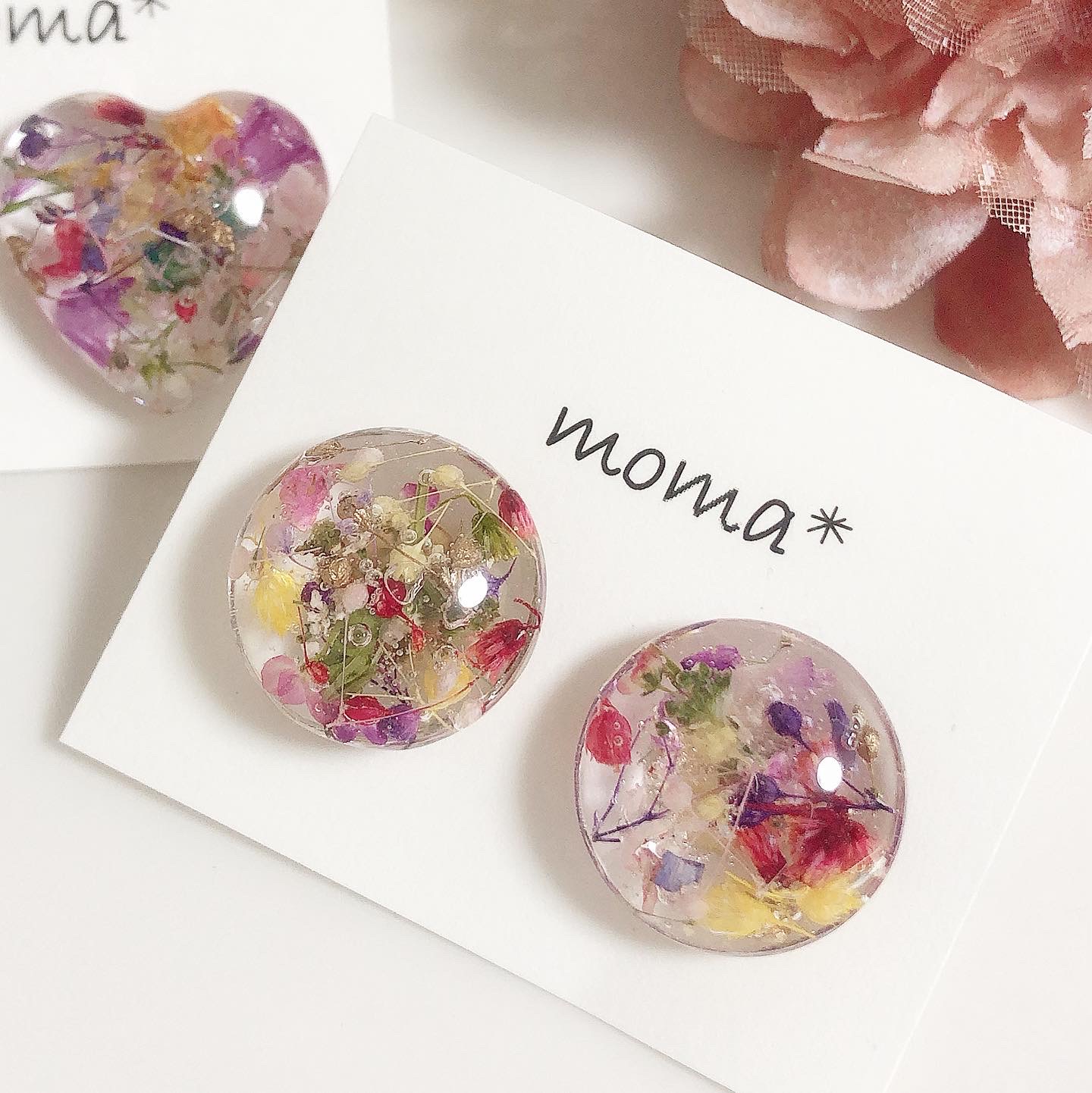 お花いっぱいの丸いピアス、イヤリング