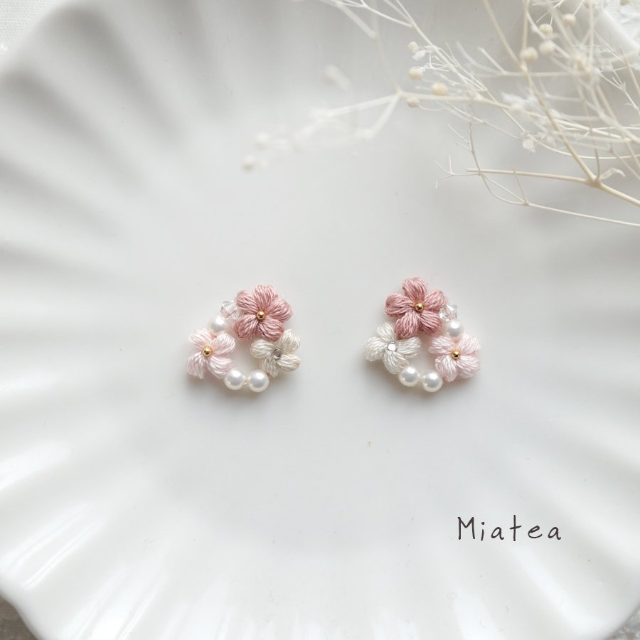 花とビーズのシンプルリース／ピアス・イヤリング