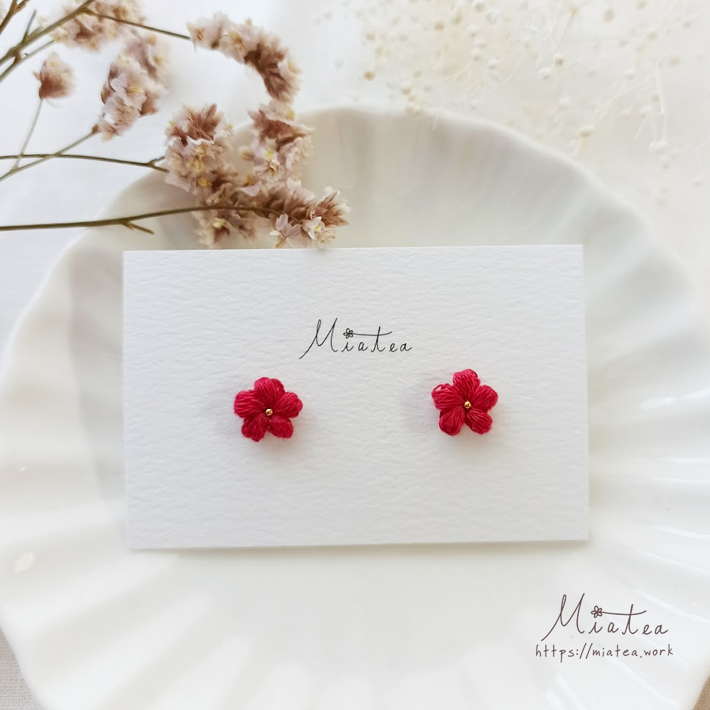 一粒花＊＃01-ルージュ＊刺繍糸のお花のピアス・イヤリング