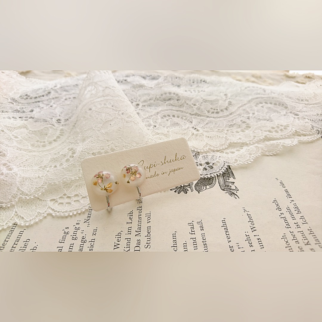 スイートアリッサムのミニイヤリング