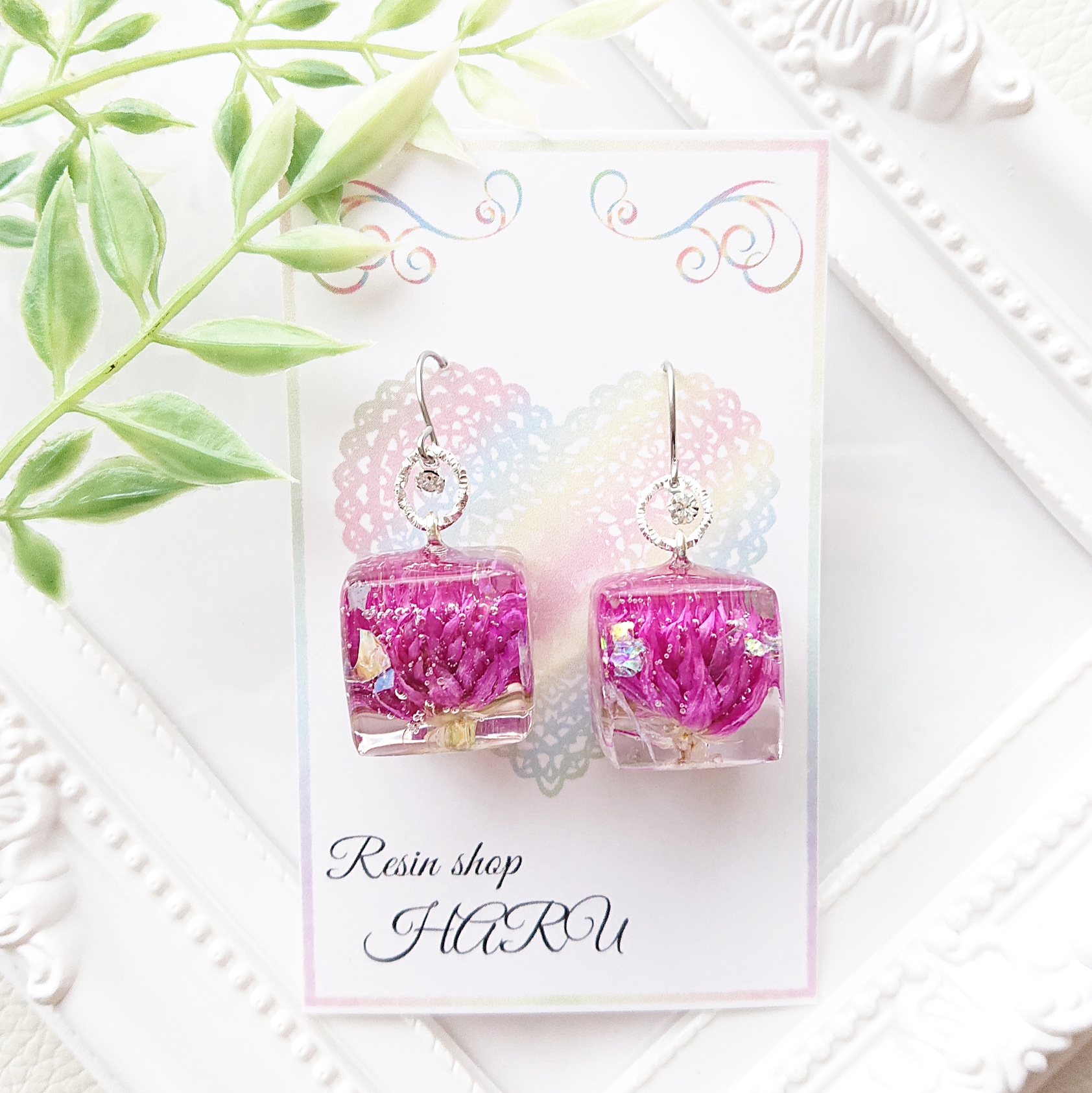 フリージングフラワー。.*・°キューブ型レジンピアス・イヤリング