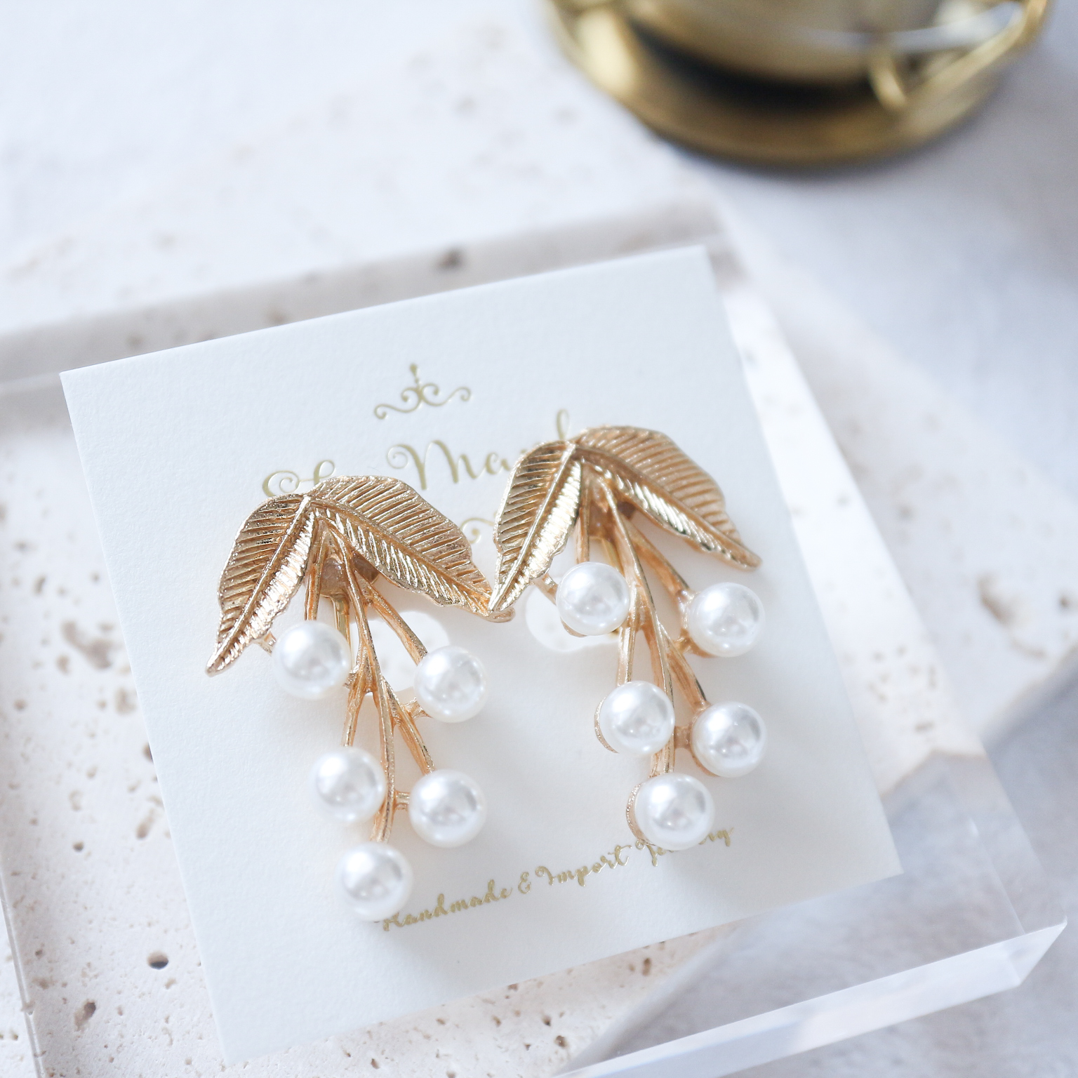 パールの実 フェミニンボタニカル ネジバネ式イヤリング（ピアス変更可）