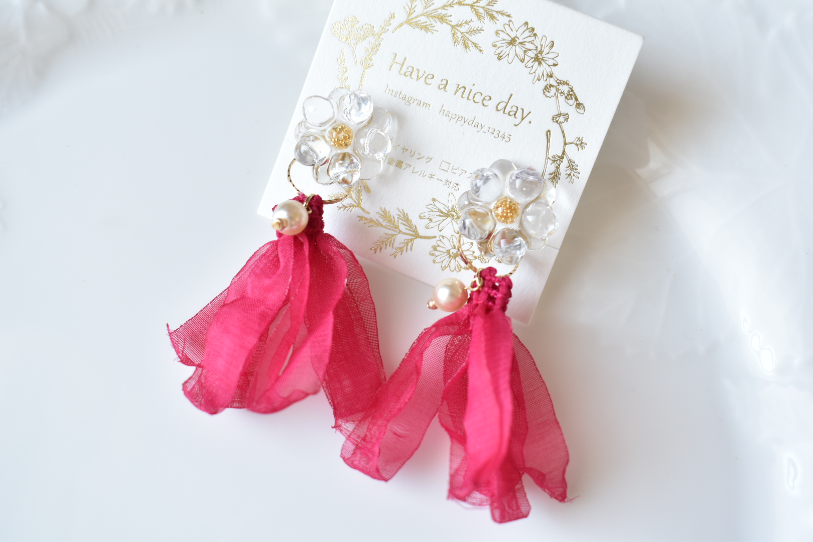 透明なお花（小）❁赤いタッセルのピアス・イヤリング