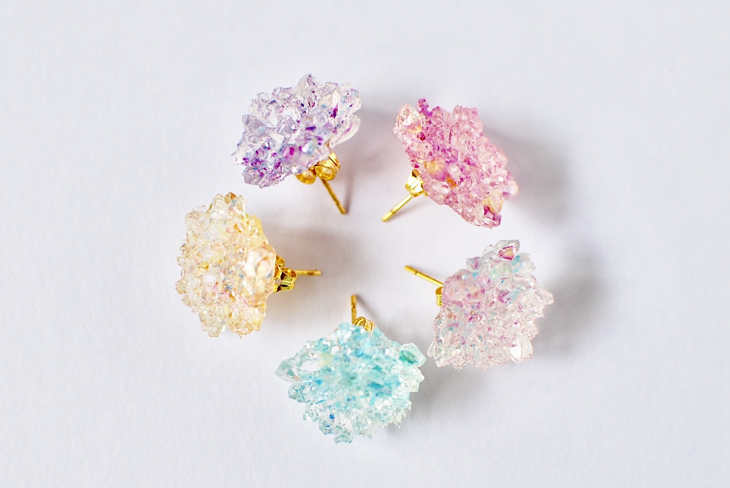 花鉱物の耳飾り【雪の華】