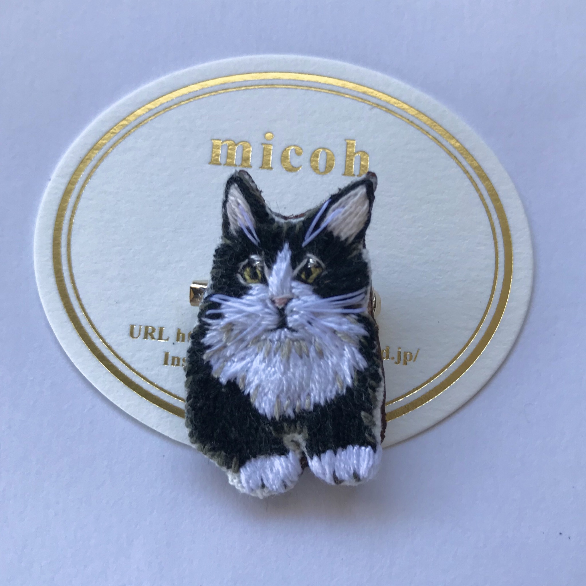 キャット　ミニブローチ(白黒ハチワレ)