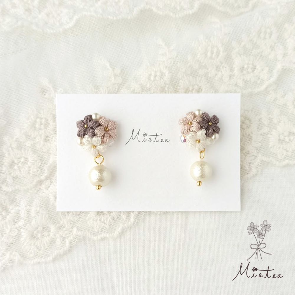 三つ花のブーケ「ラテ」＊刺繍糸のお花ピアス／イヤリング