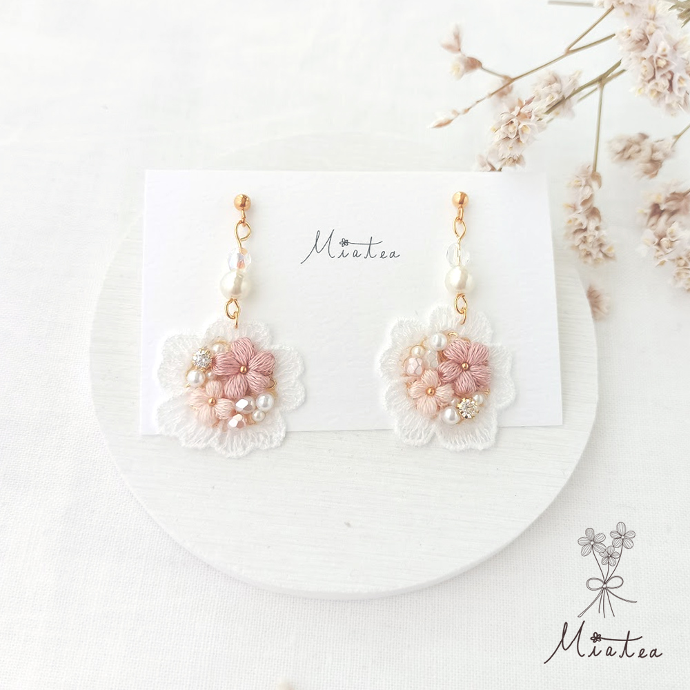 ゆらゆらレースのお花ビジュー「プラム」＊刺繍糸のお花ピアス／イヤリング