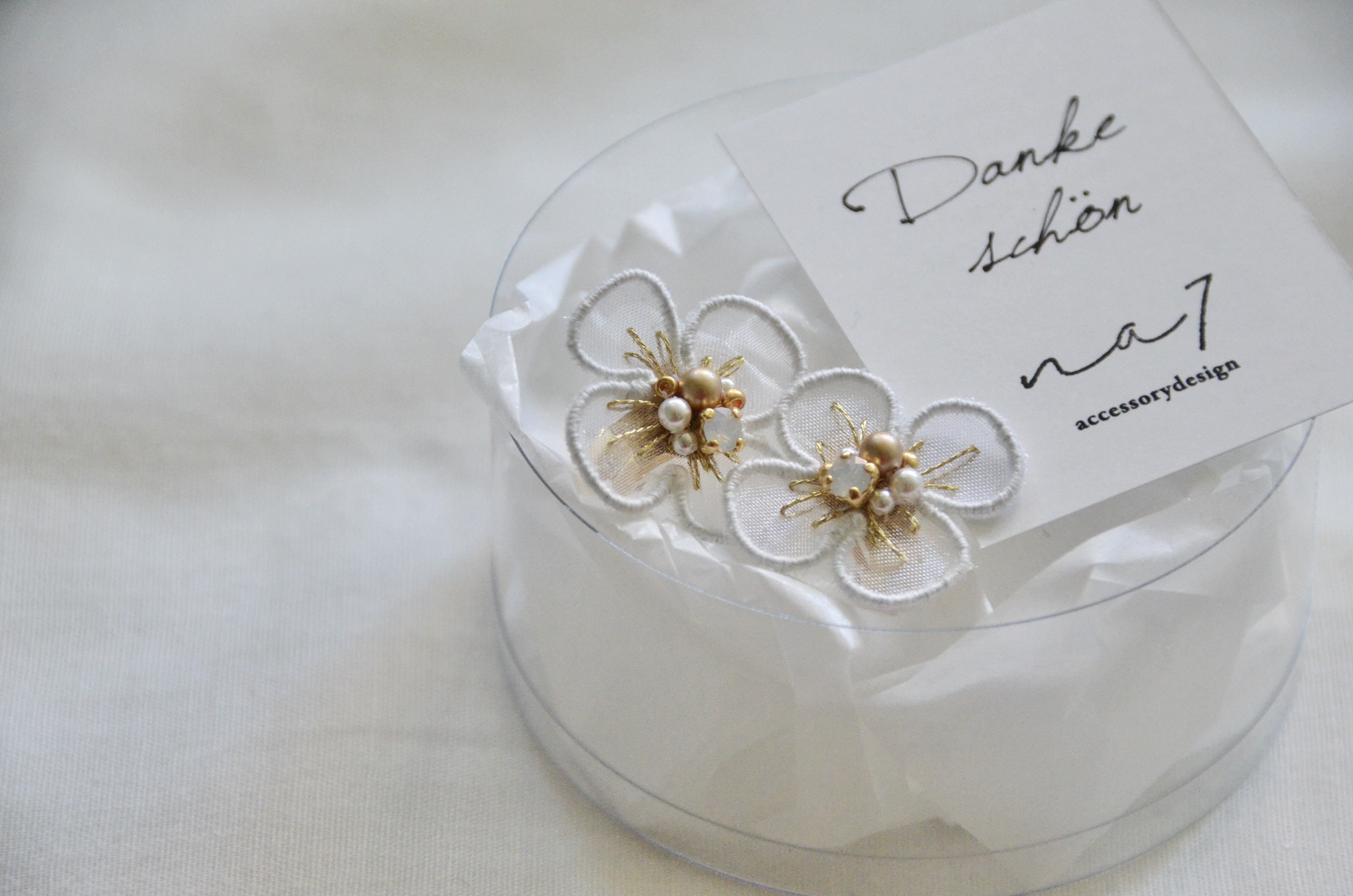 ohana オーガンジー刺繍の耳飾り