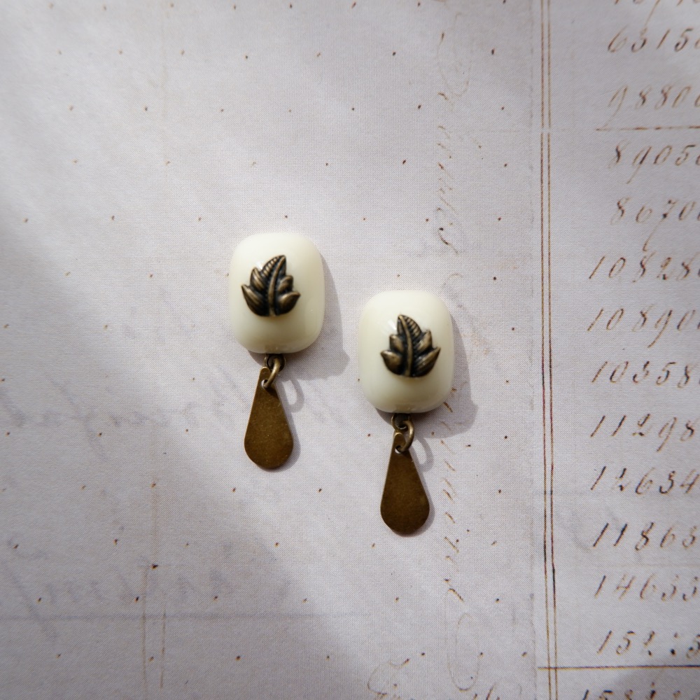 Leaf Pierced Earrings / Ear Clips (ivory)