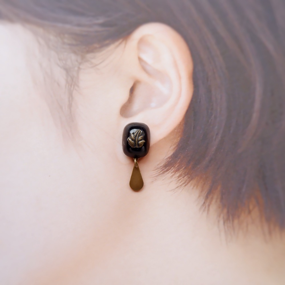 Leaf Pierced Earrings / Ear Clips (black)