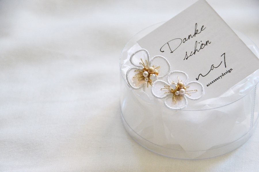 オーガンジー刺繍のお花の耳飾り