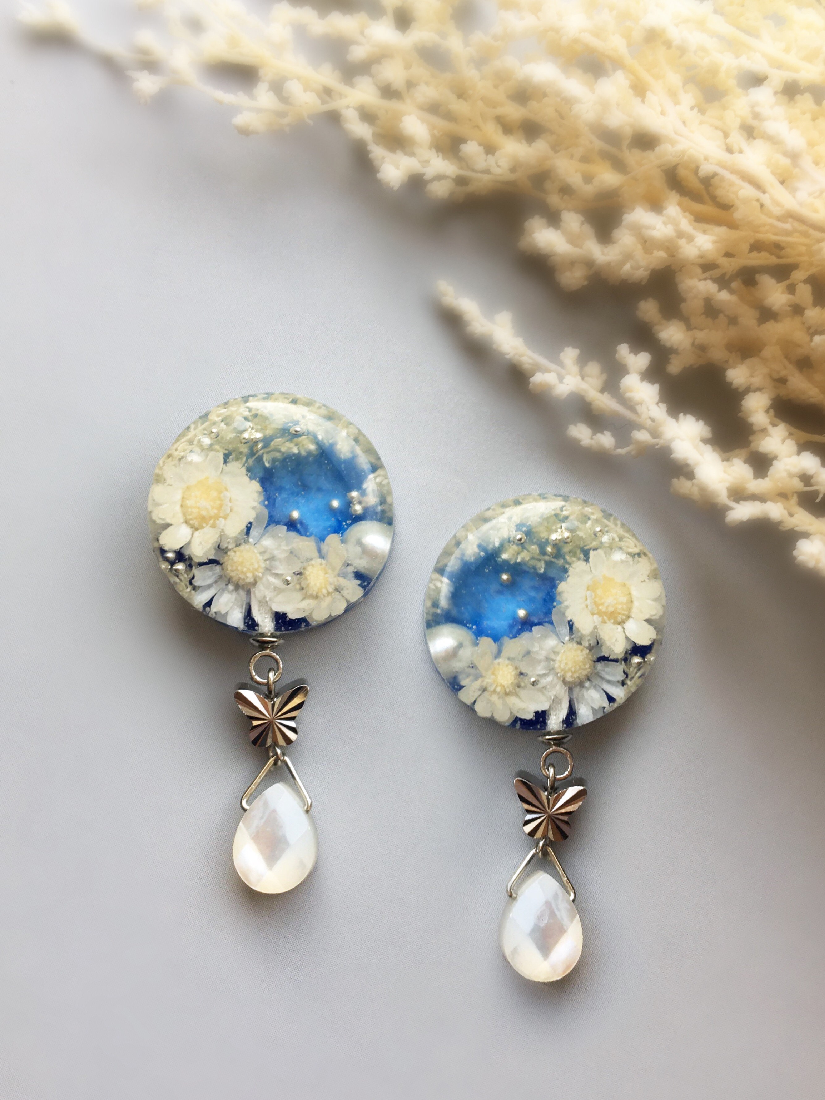 🌸受注製作🌸 Beautiful Blue Garden and Butterfly   (ピアス・イヤリング)