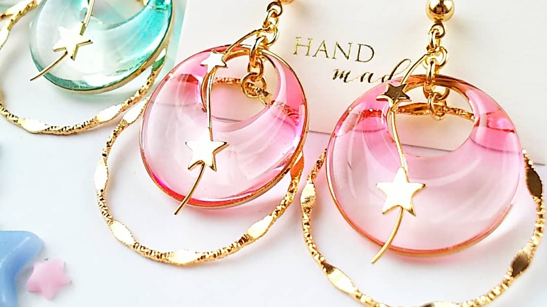 星が揺れるラウンド耳飾り（ピンク）