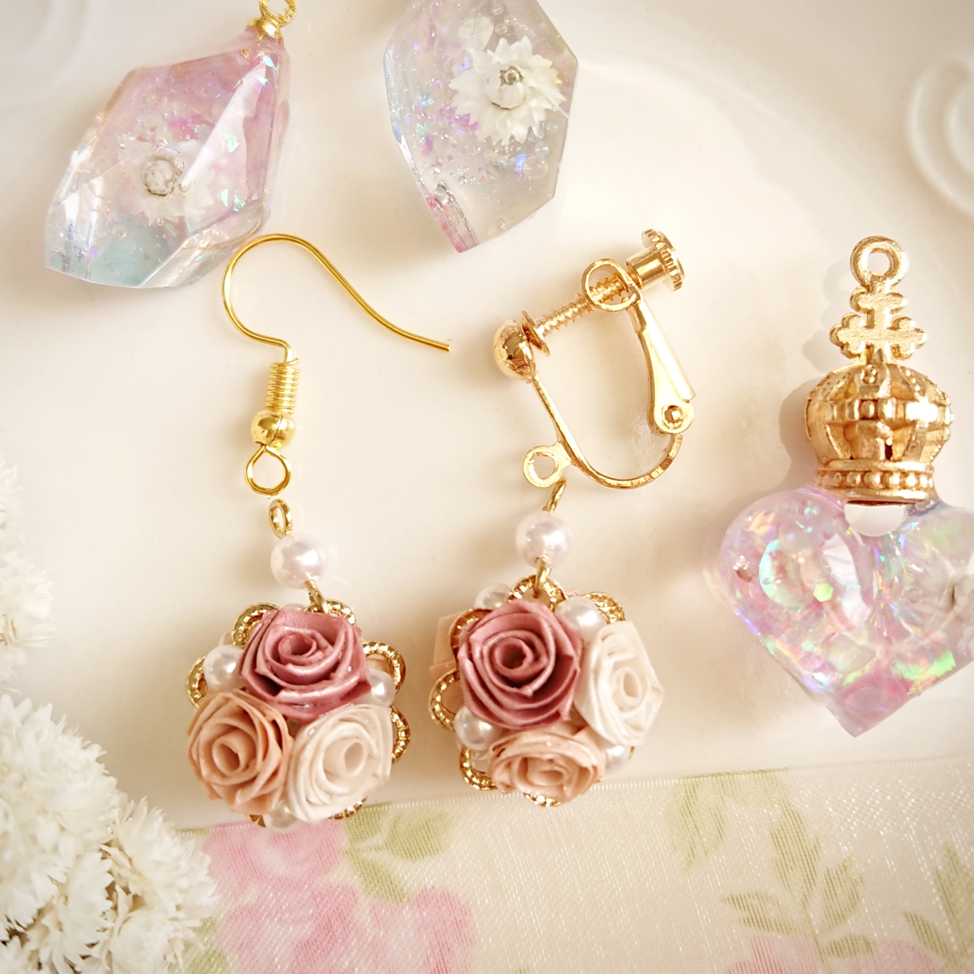 3色ピンクバラの耳飾り｟ロザフィ｠