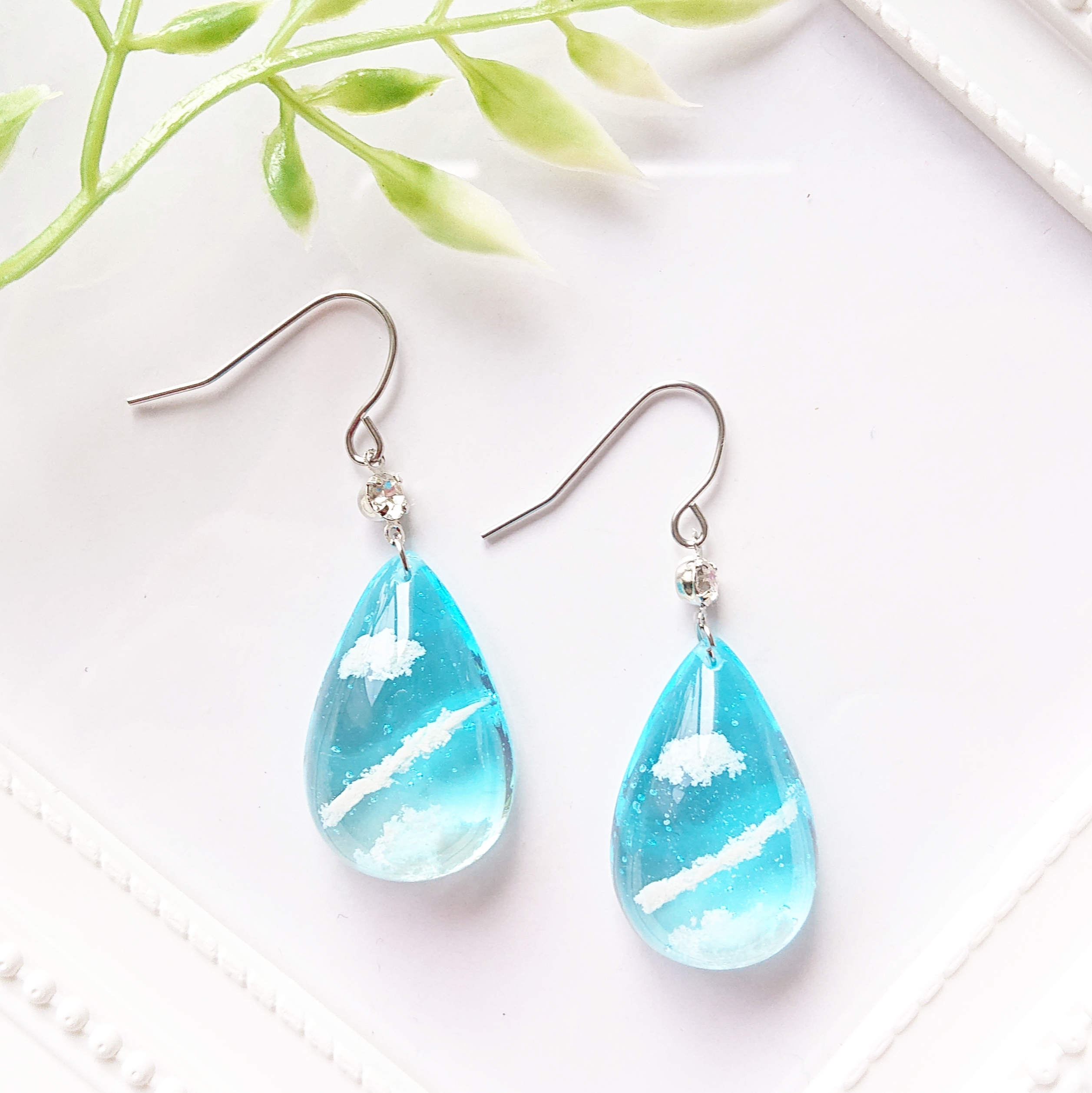 飛行機雲。・゜半雫型レジンピアス・イヤリング | FANTIST