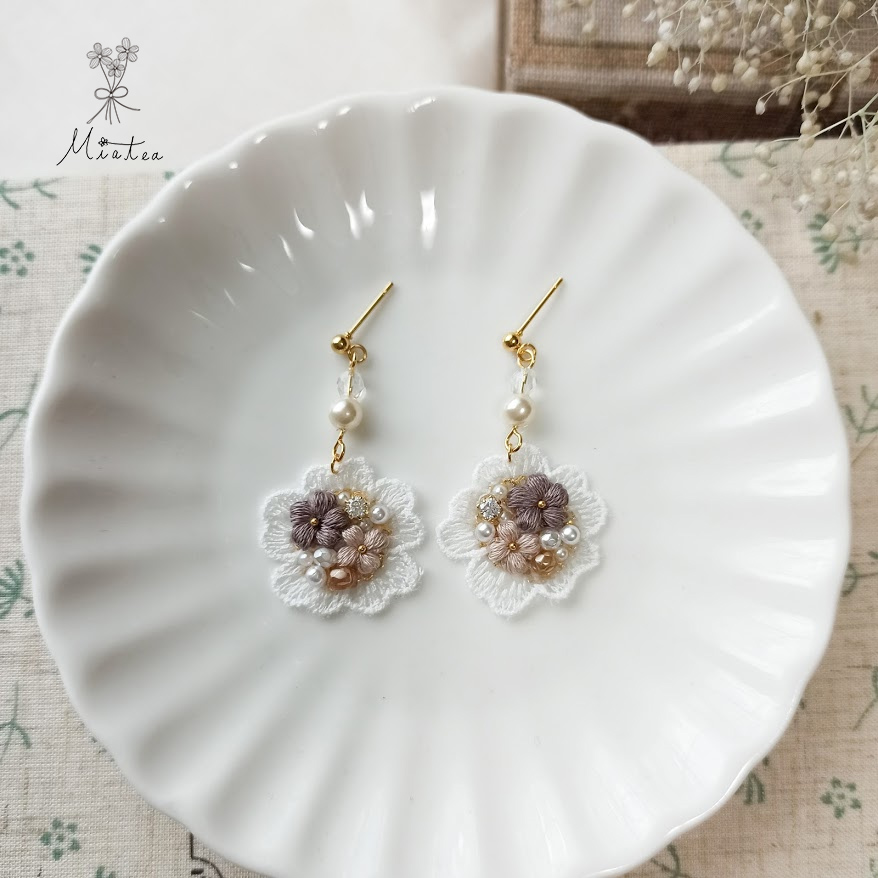 ゆらゆらレースのお花ビジュー「ラテ」＊刺繍糸のお花ピアス／イヤリング