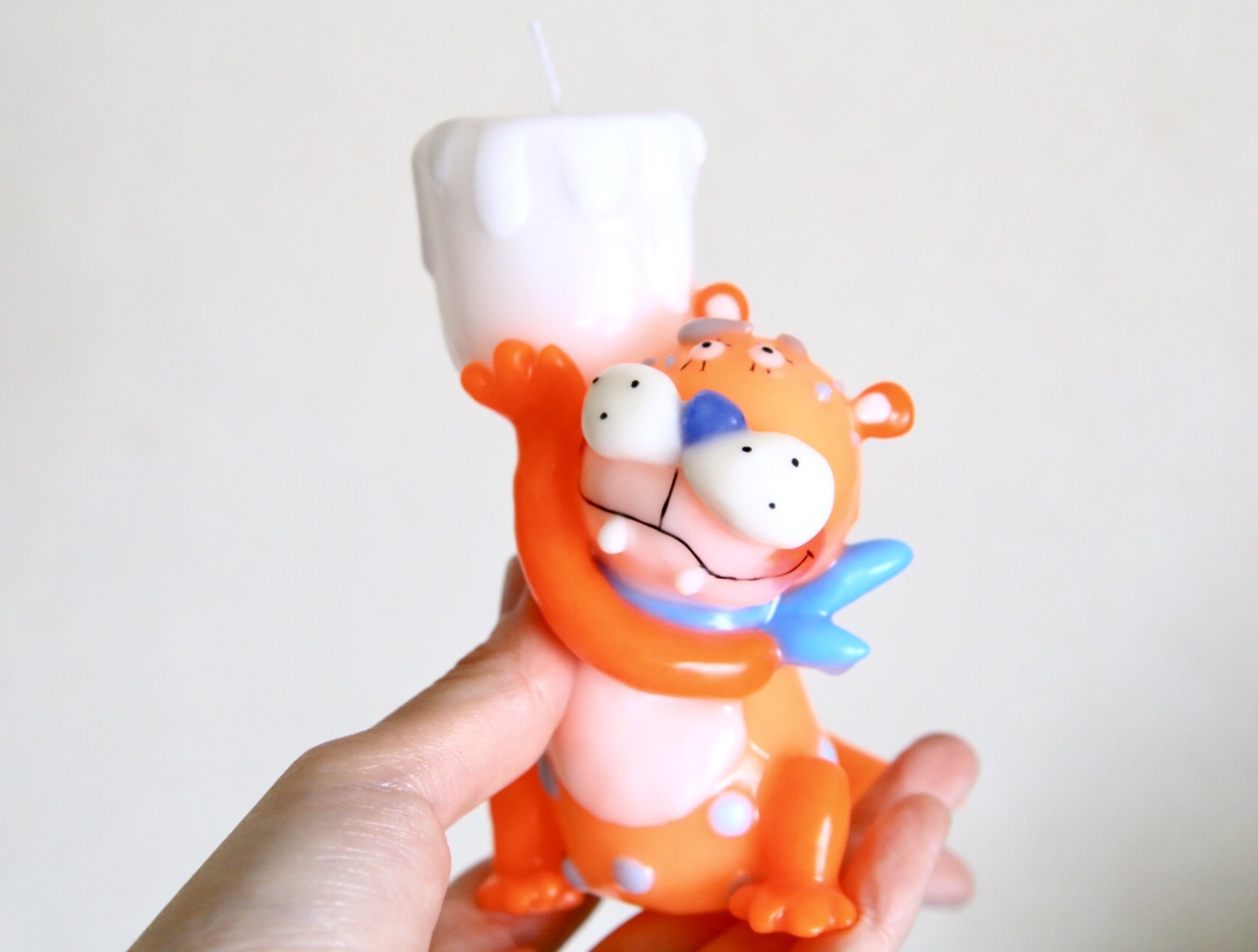 ロウソクを持ったカワウソ 