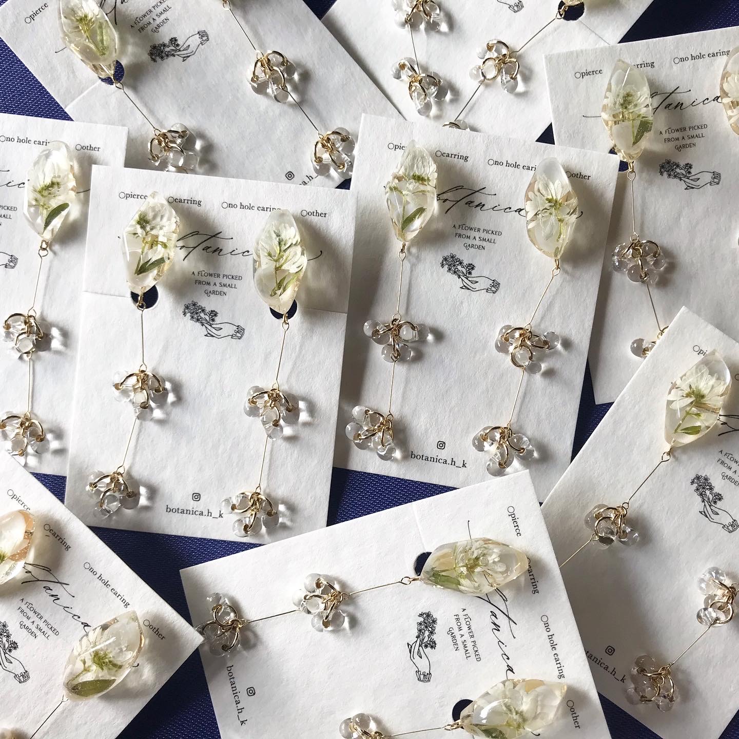 白い小花ユーフォルビアとチェコビーズの耳飾り