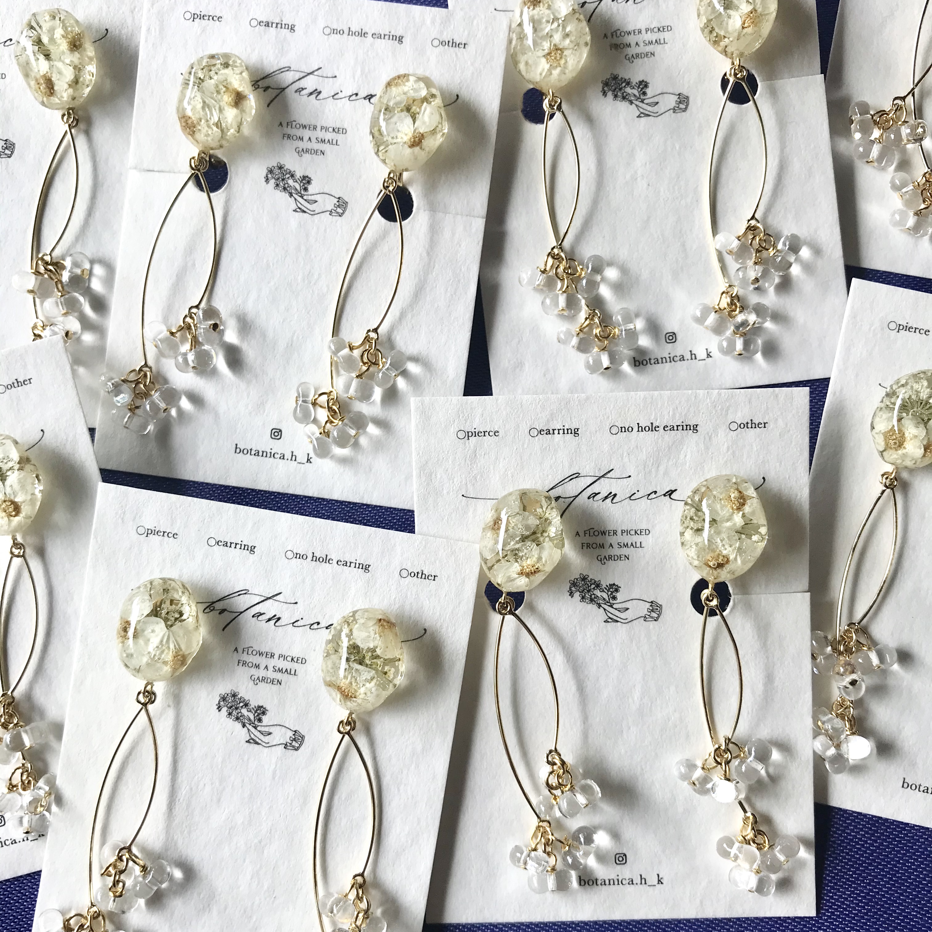 小手鞠とチェコビーズの耳飾り