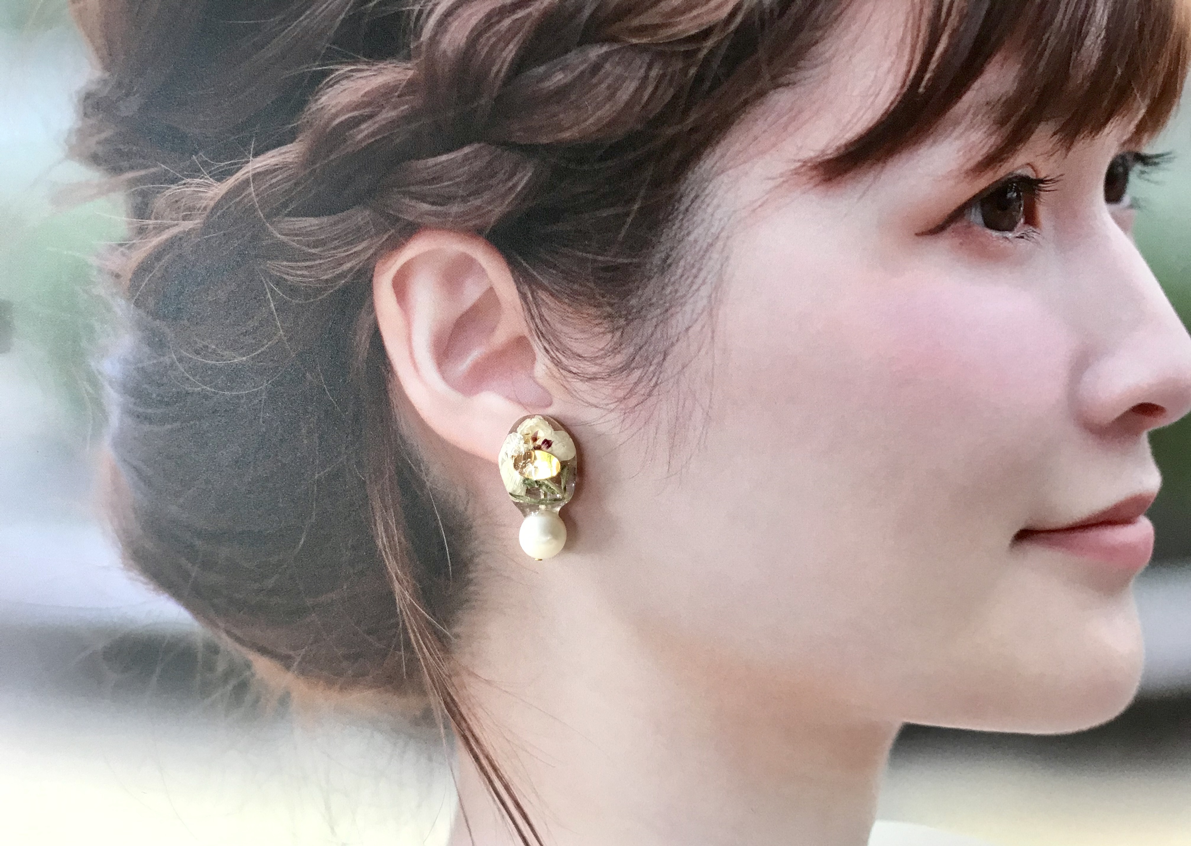 ハナカンザシと淡水パールの耳飾り