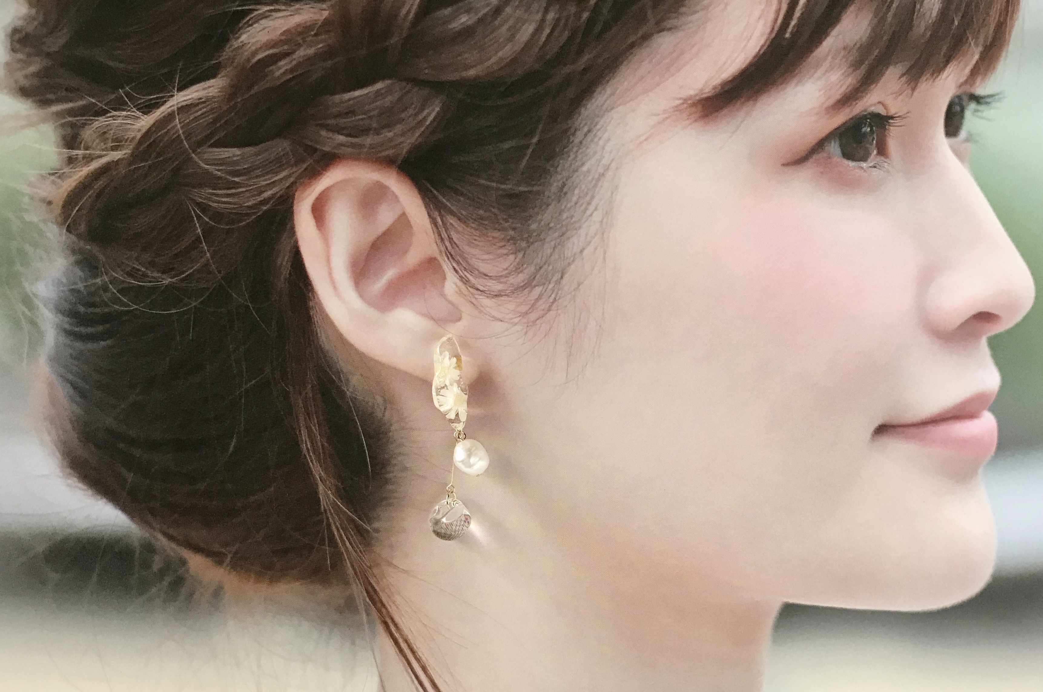 天然石風お花のカボションと淡水パールとガラスビーズの耳飾り