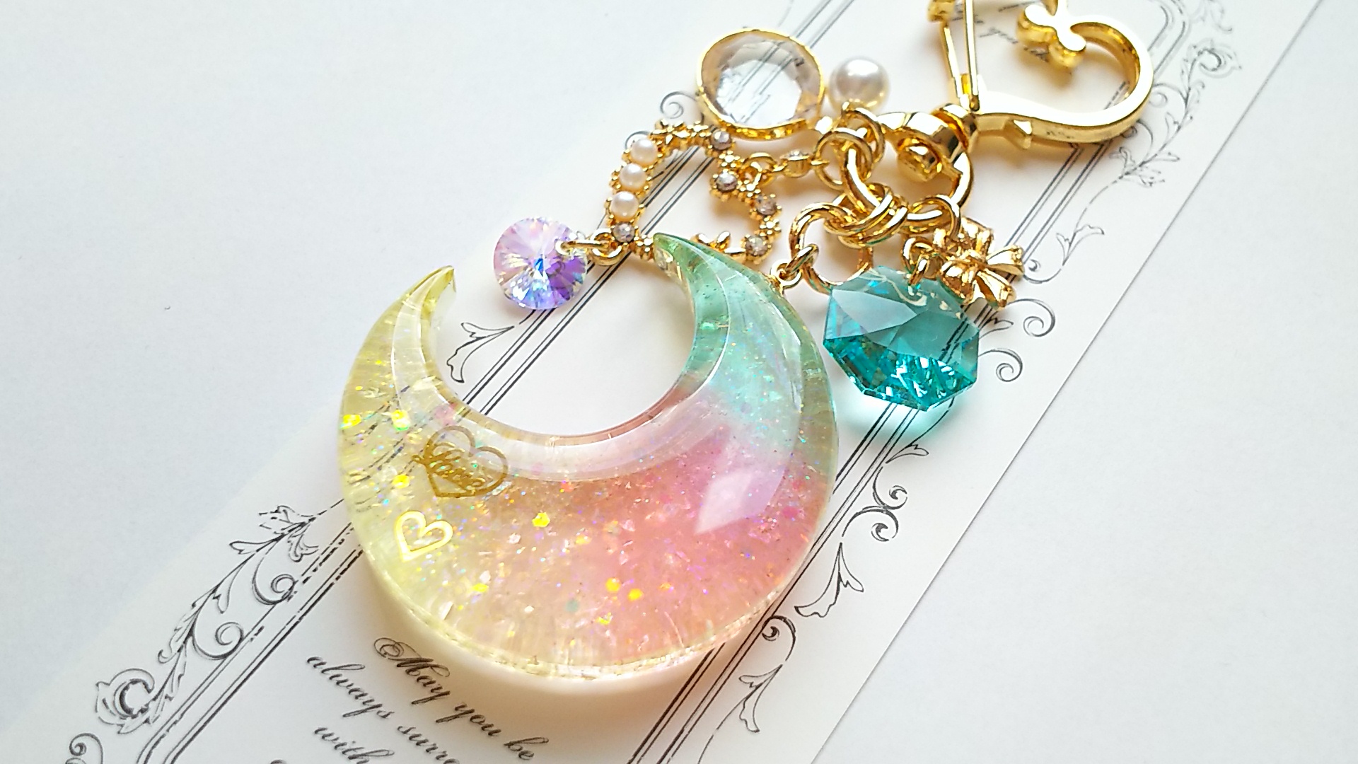 パステルカラーのガラスフレーク三日月🌙