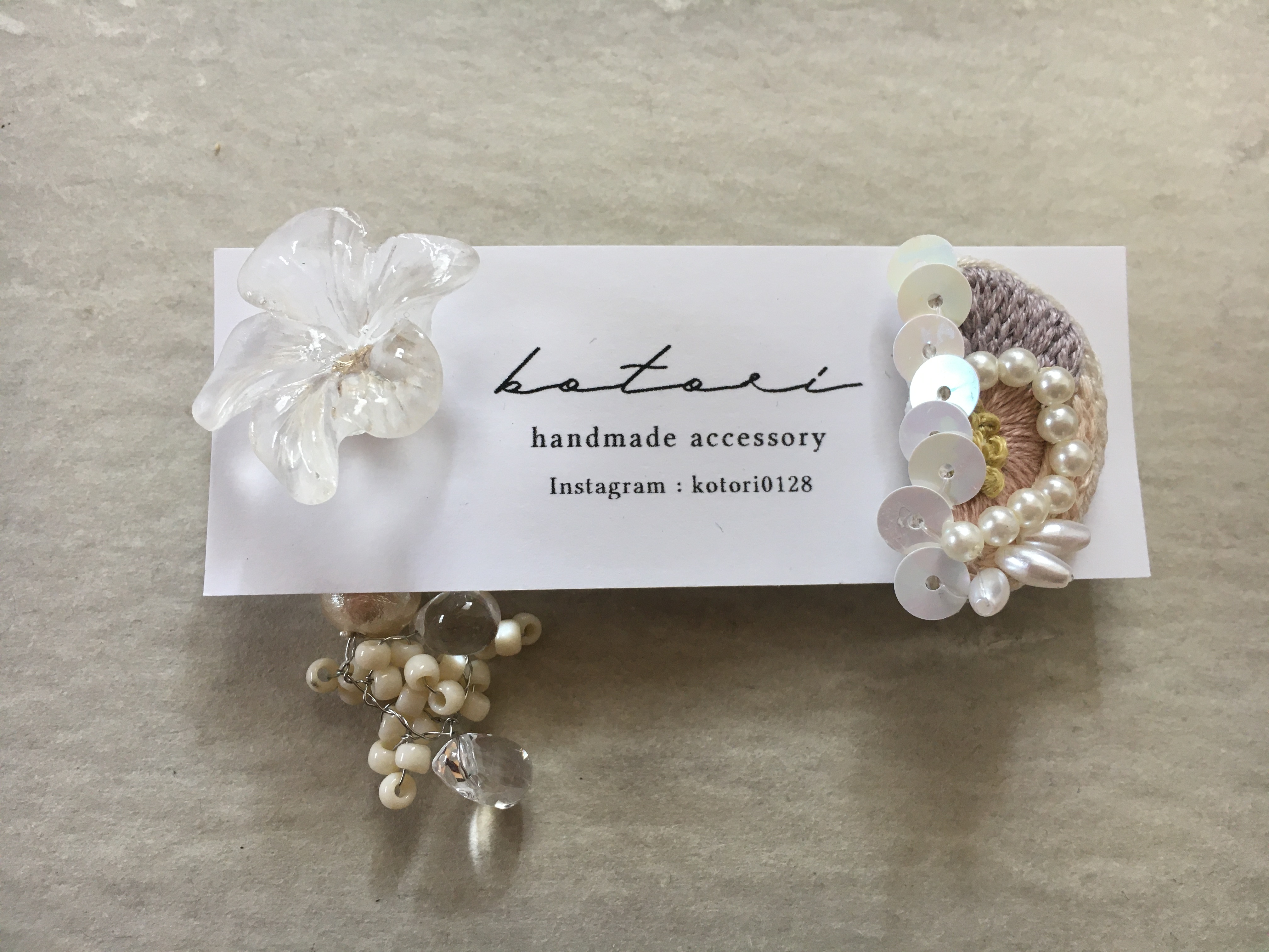 半月とクリアなお花のピアス