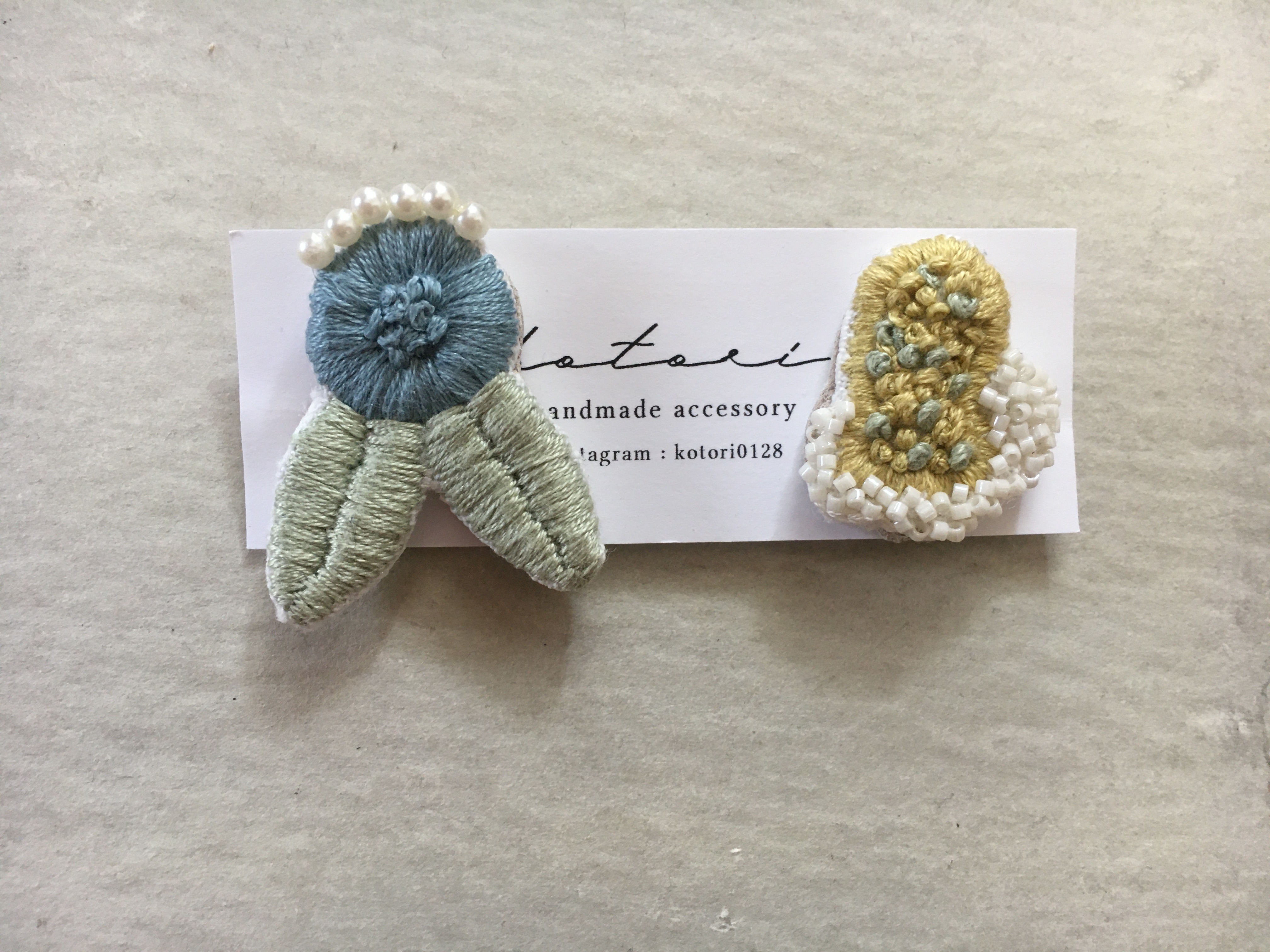 水色お花とパールの襟付きイヤリング