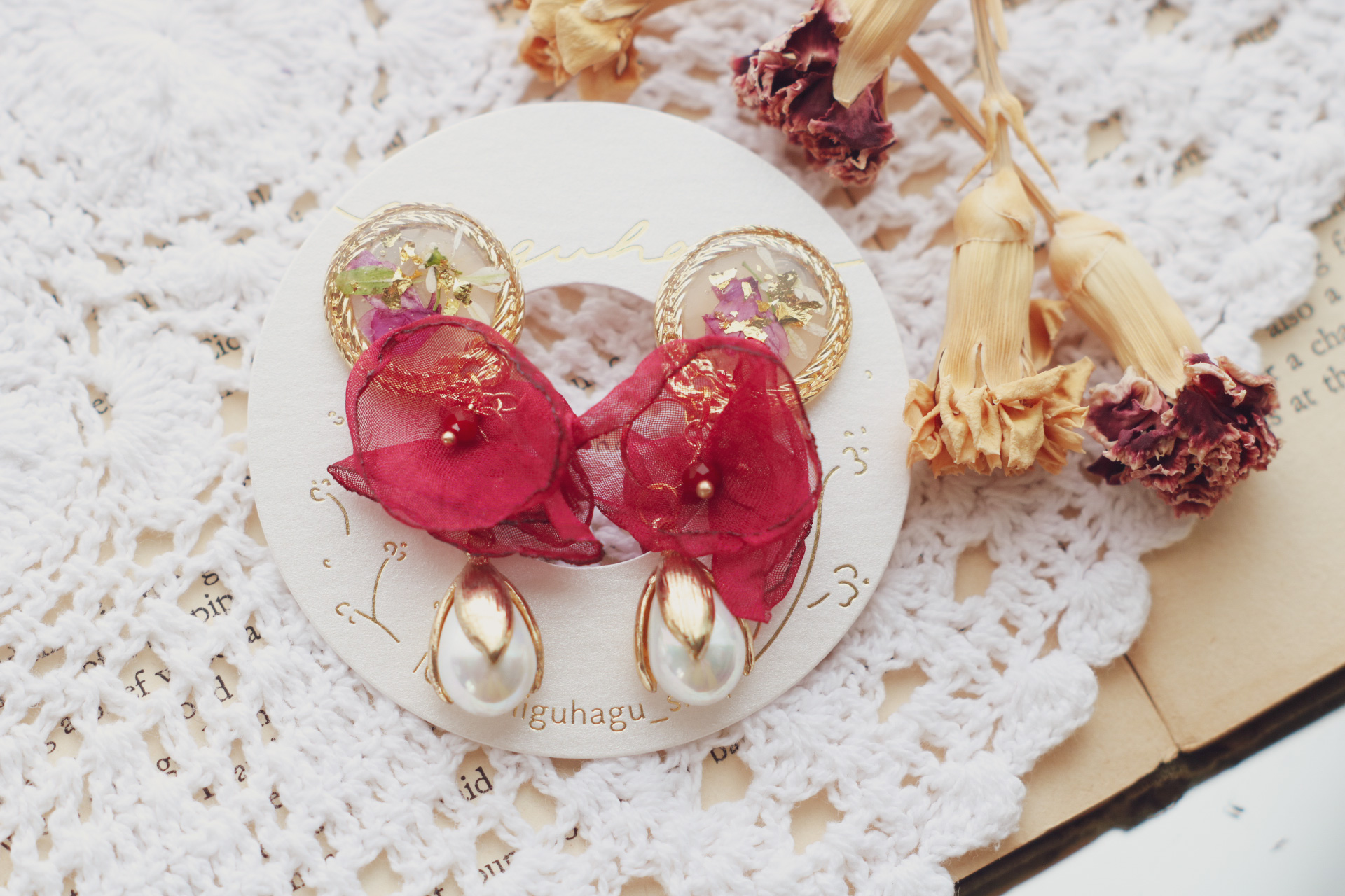 押花とふんわりシフォンイヤリング