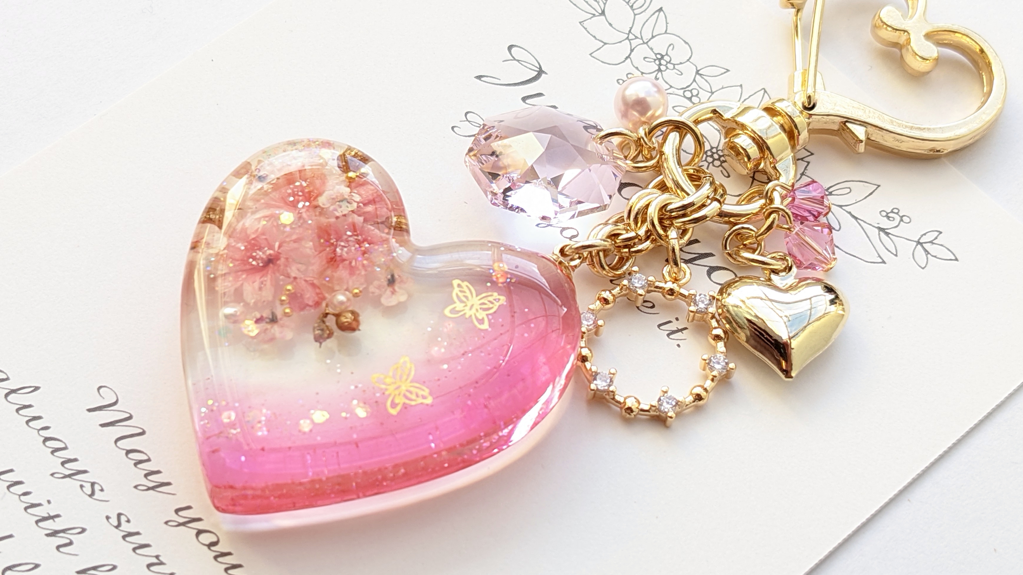 蝶が舞うカスミソウハート♡