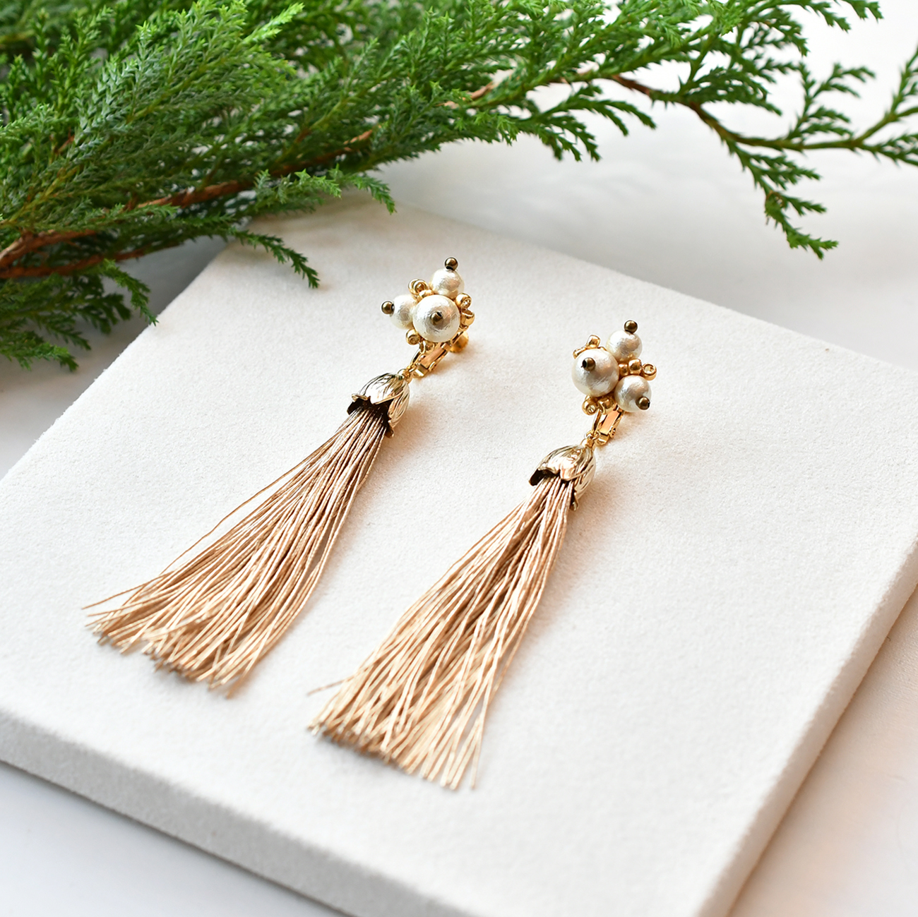 コットンパールタッセルピアス・イヤリング　木の実