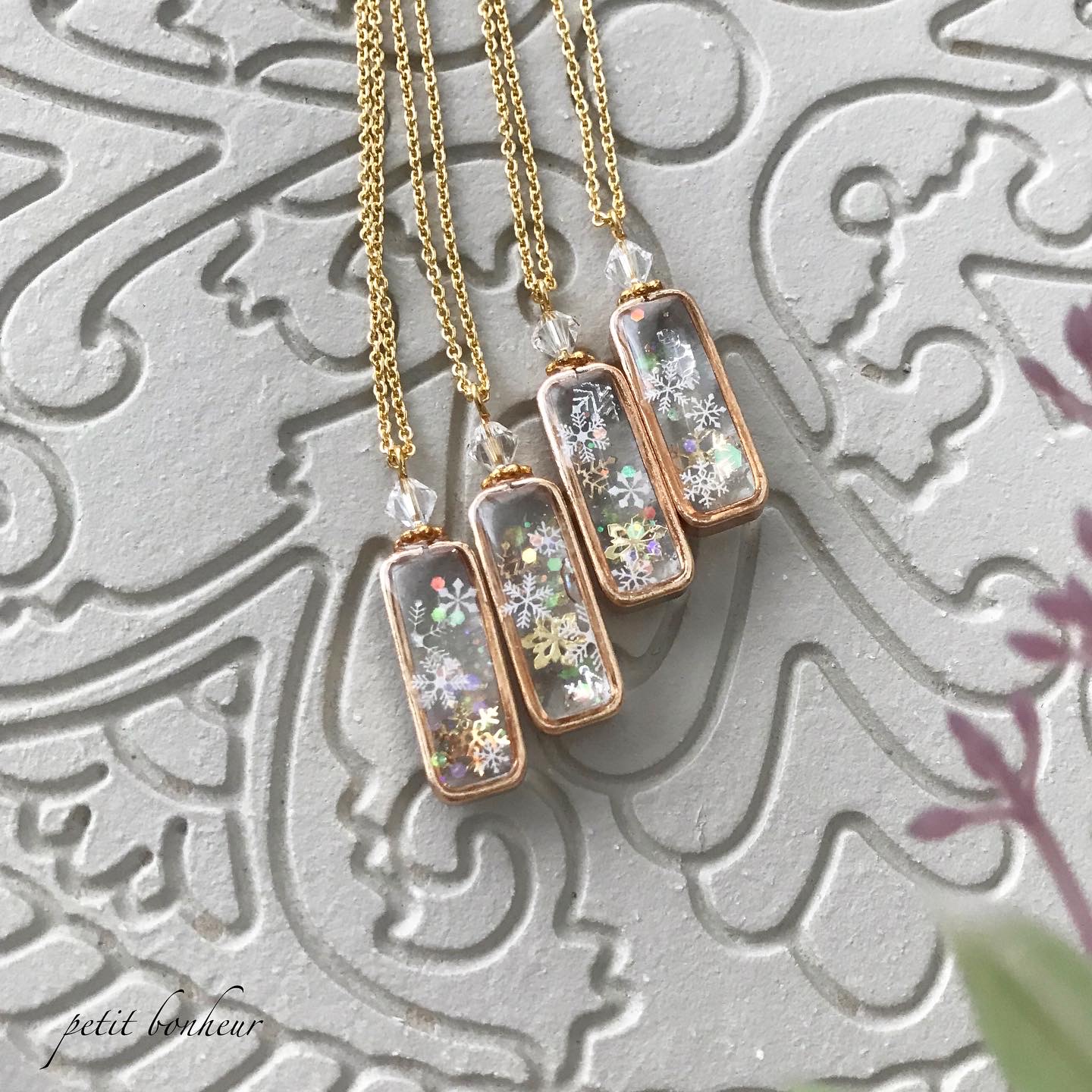 雪の小瓶ネックレス