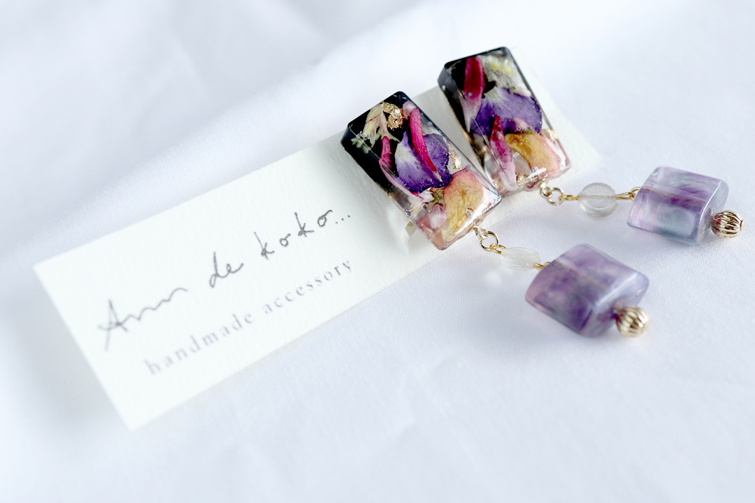 黒とお花 × ヴィンテージビーズ耳飾り