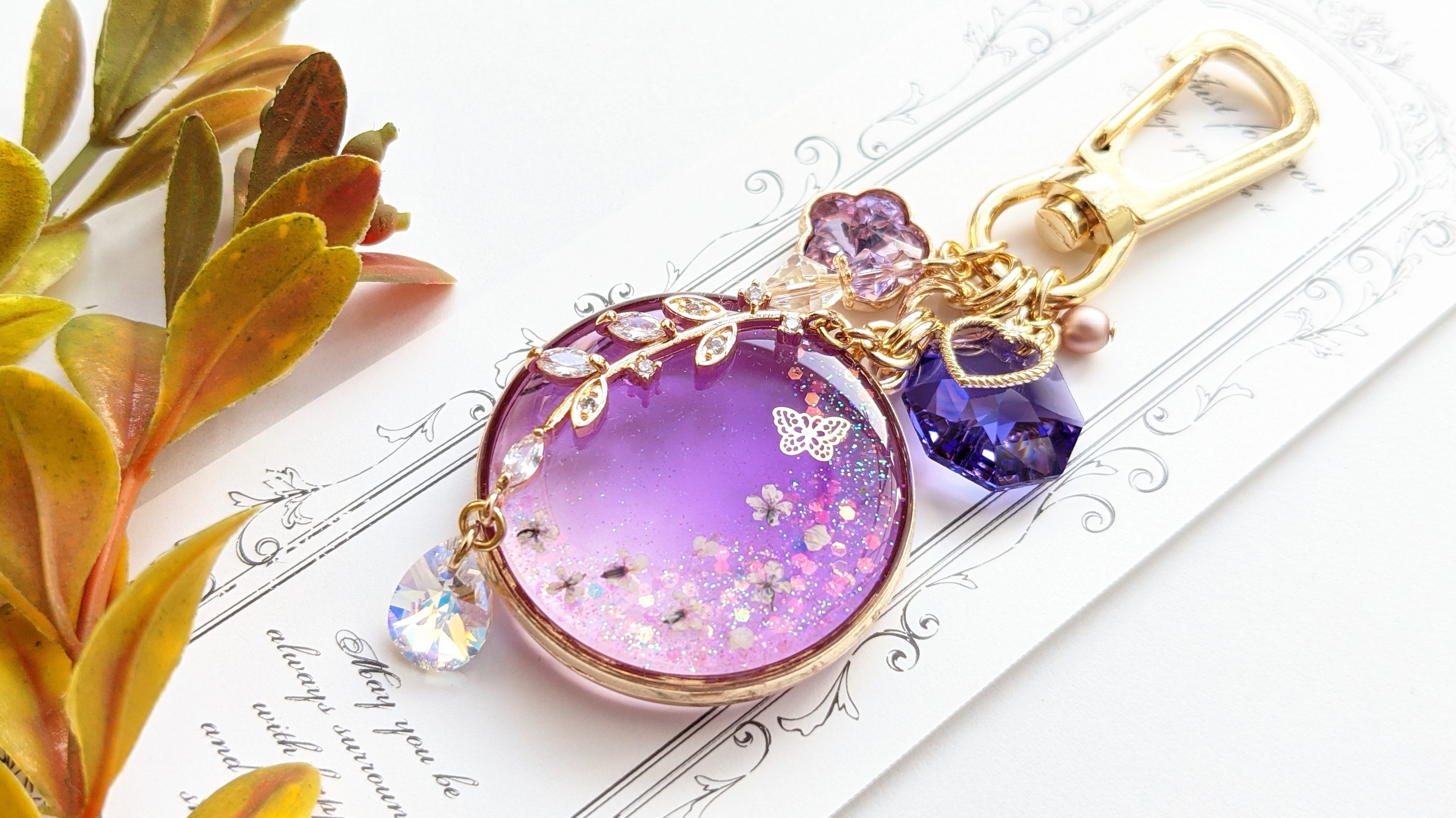 蝶と華が舞うラウンドキーホルダー.｡*♡