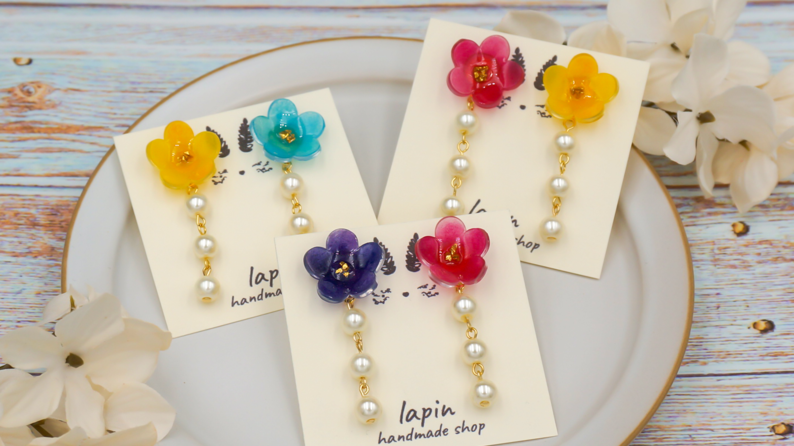 小さなお花と揺れる3連パール𓂃𓈒𓏸ピアス･イヤリング