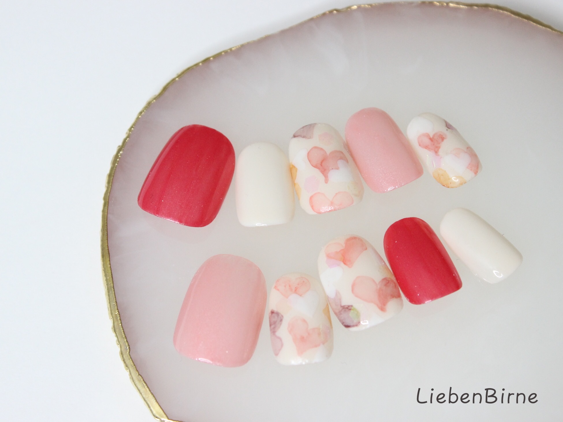 ハートがたくさん水彩ネイル