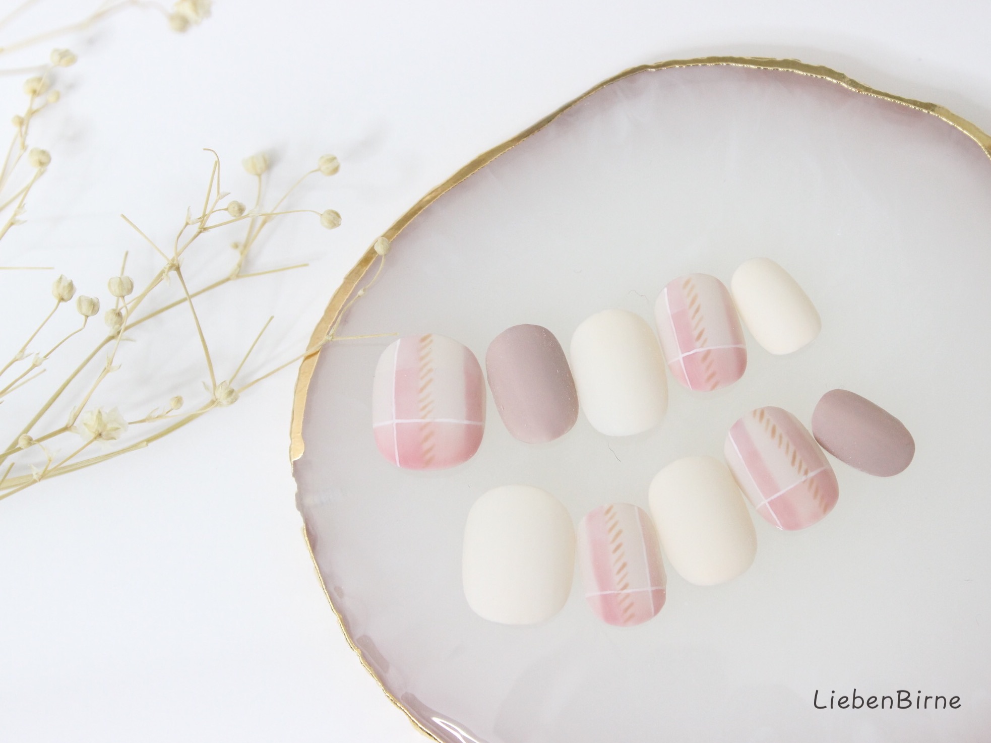 ピンクのふんわりチェックネイル