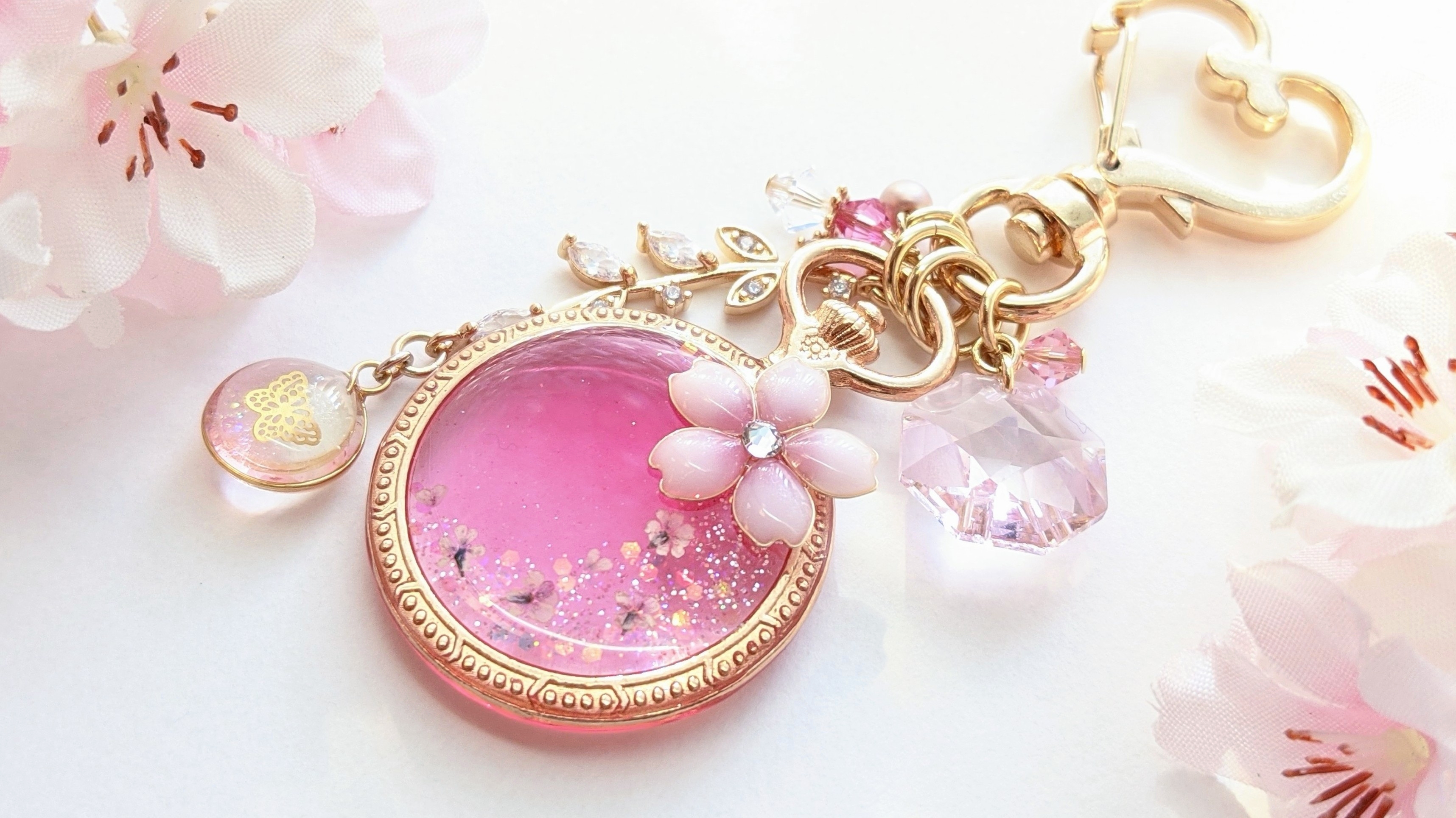 桜舞う小さな懐中時計キーホルダー.｡*🌸