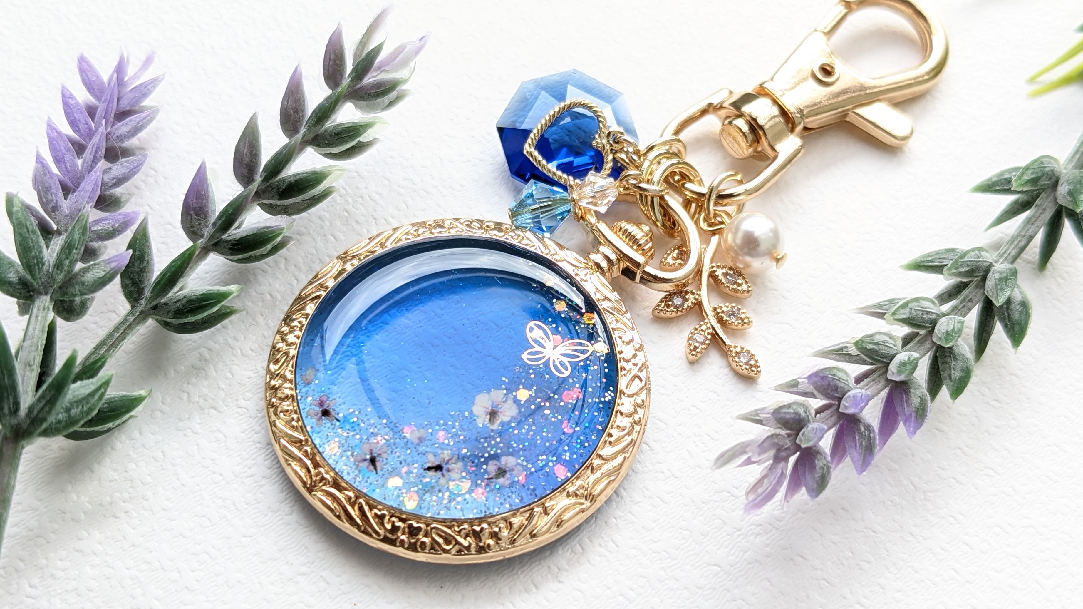 蝶が舞うラウンドキーホルダー.｡*🦋