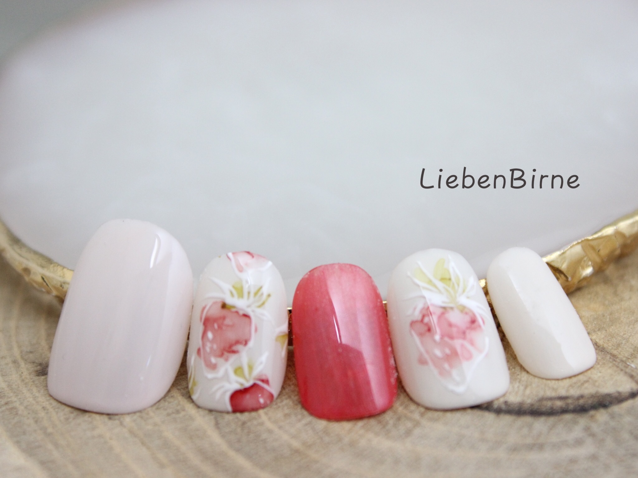 とびきりジューシー苺のネイル